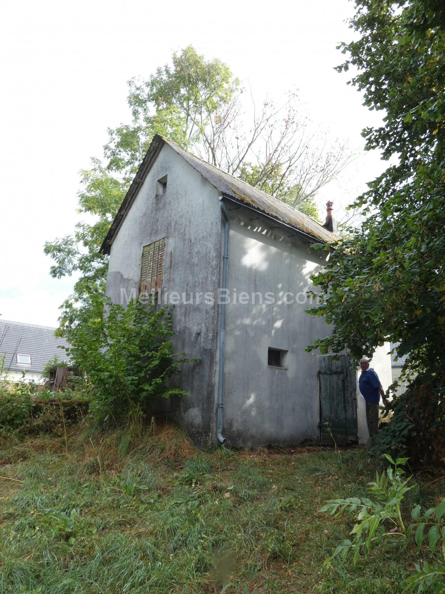 Grange auvergnate avec partie habitation à rénové de 50m2 sur beau terrain de 1500m2 + maisonnette