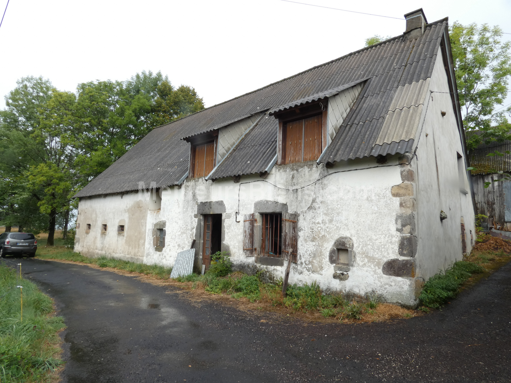Grange auvergnate avec partie habitation à rénové de 50m2 sur beau terrain de 1500m2 + maisonnette