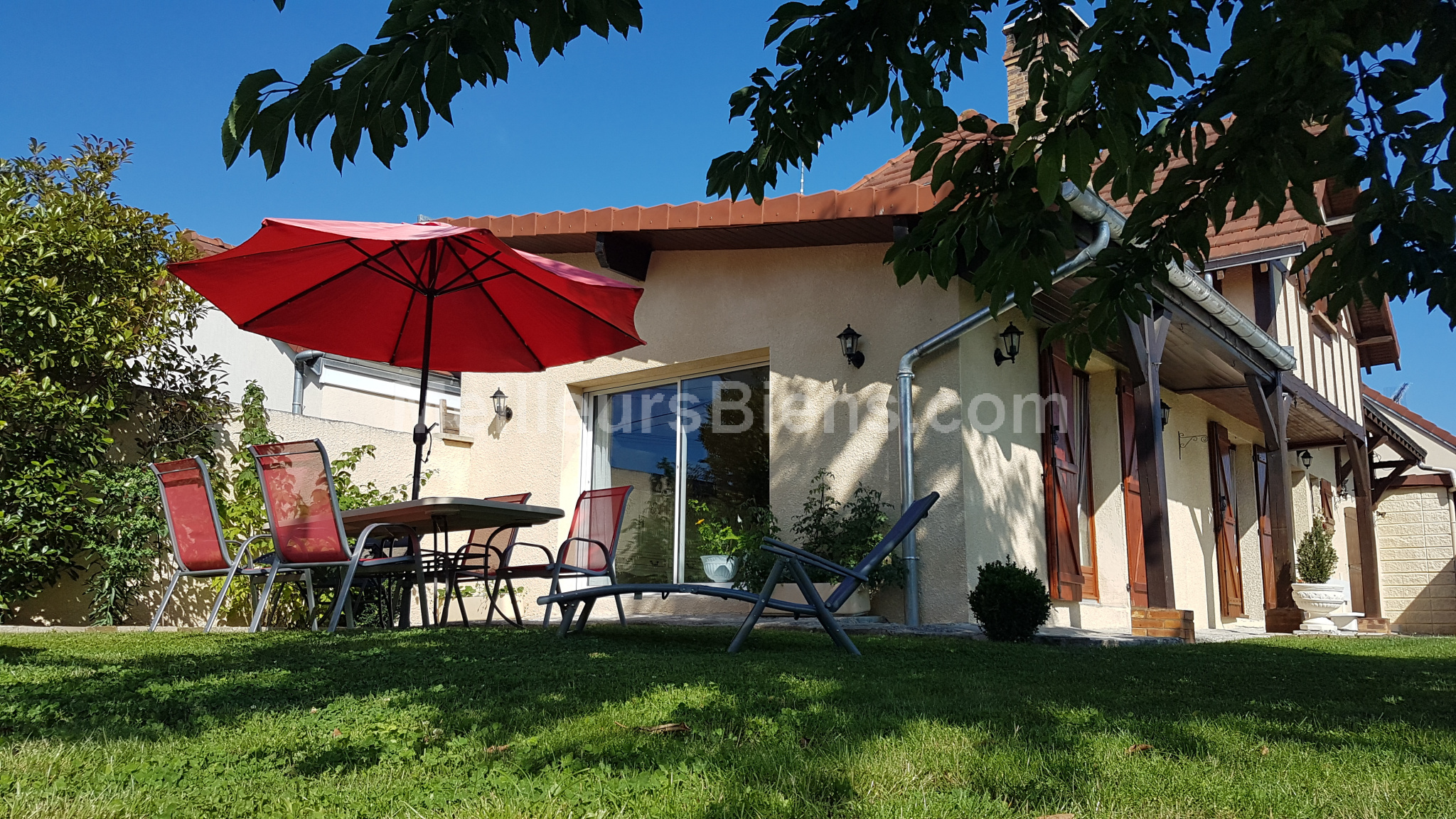 Maison 4 chambres, 3 garages, terrain.