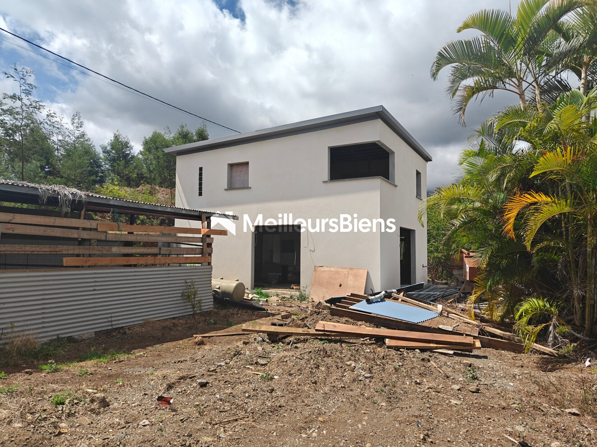 Ensemble immobilier en retrait de la ville