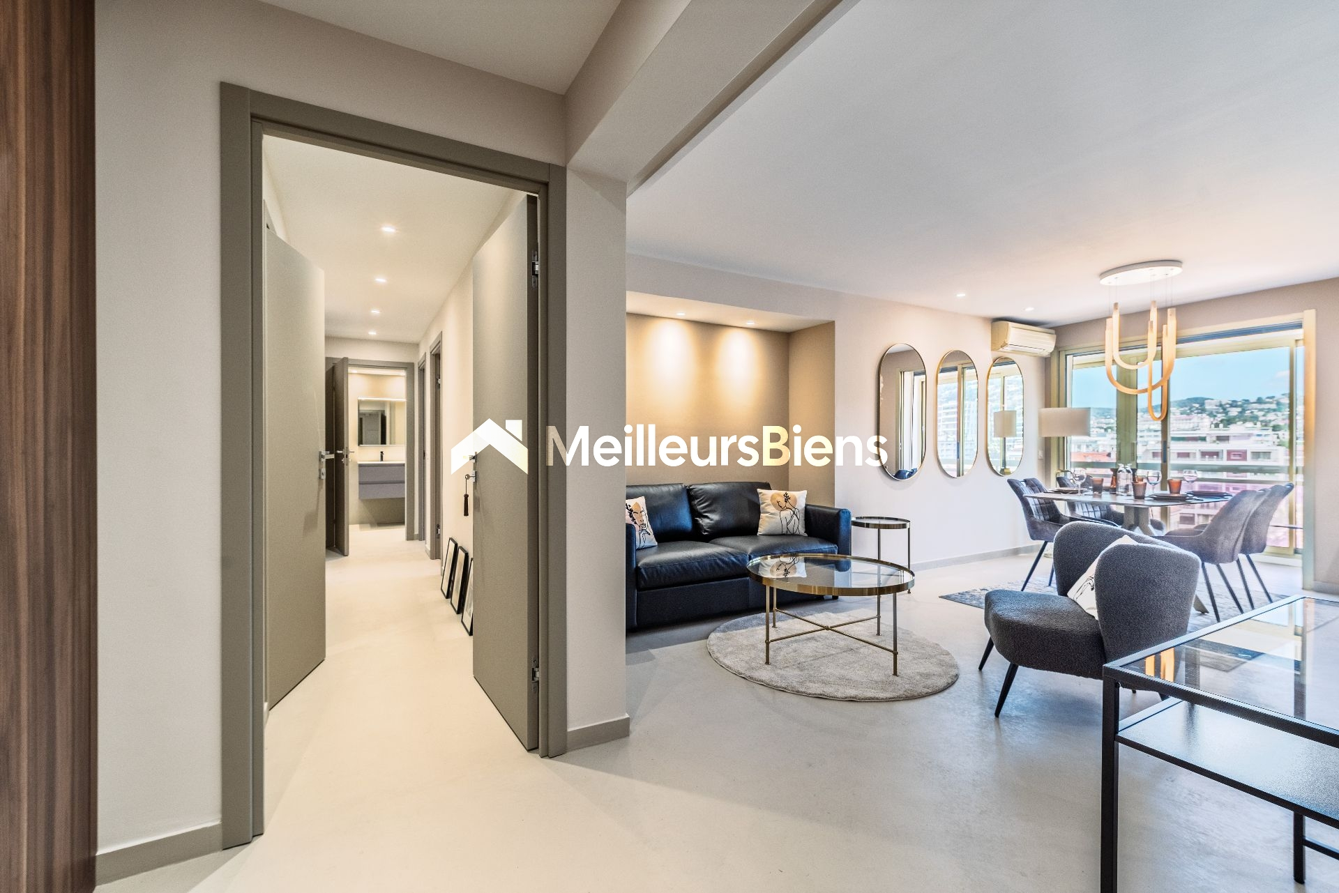 Cannes : Cannes-coeur Banane, 3 pièces rénové étage élevé avec loggia et belle vue dégagée collines