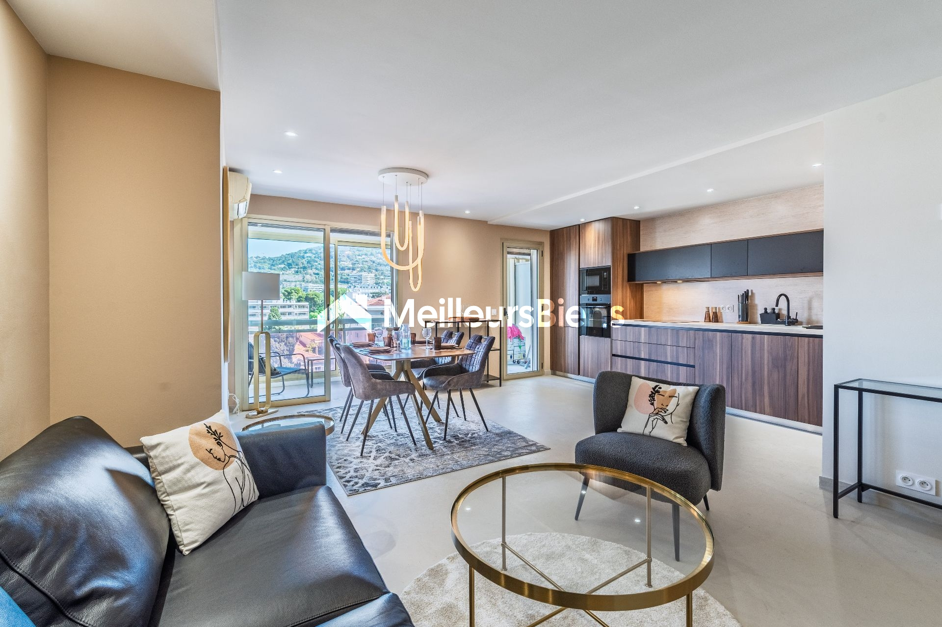 Cannes : Cannes-coeur Banane, 3 pièces rénové étage élevé avec loggia et belle vue dégagée collines