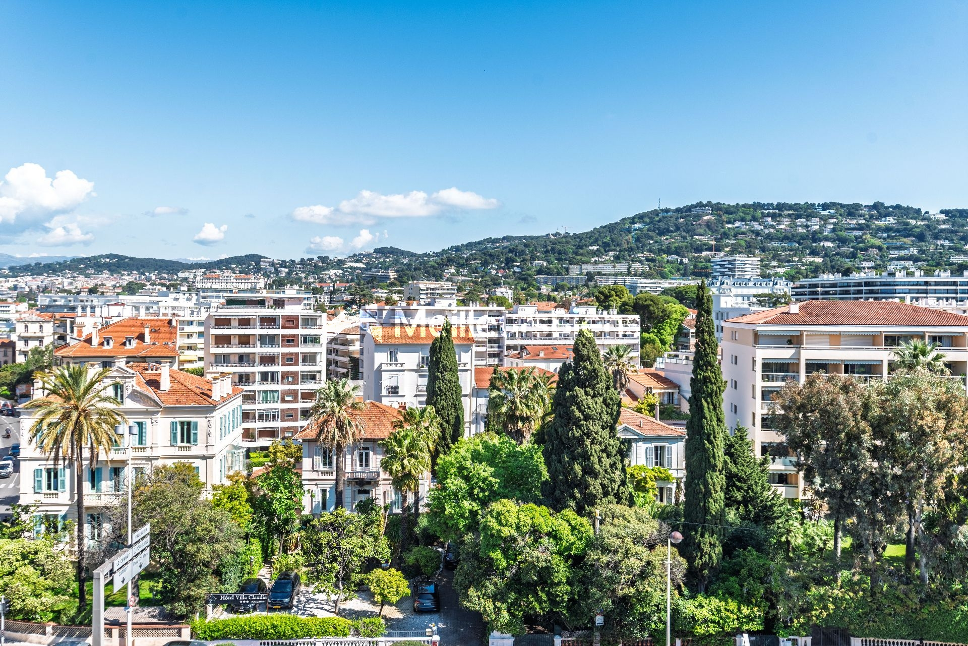Cannes : Cannes-coeur Banane, 3 pièces rénové étage élevé avec loggia et belle vue dégagée collines