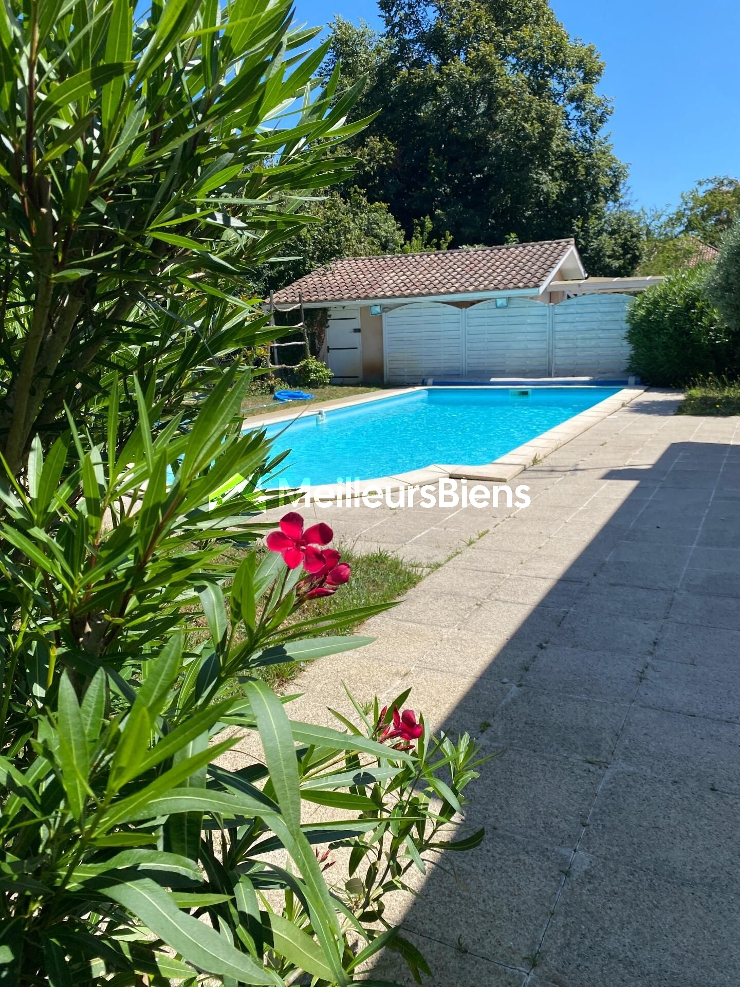 En placement idéal pour cette maison à Lège bourg