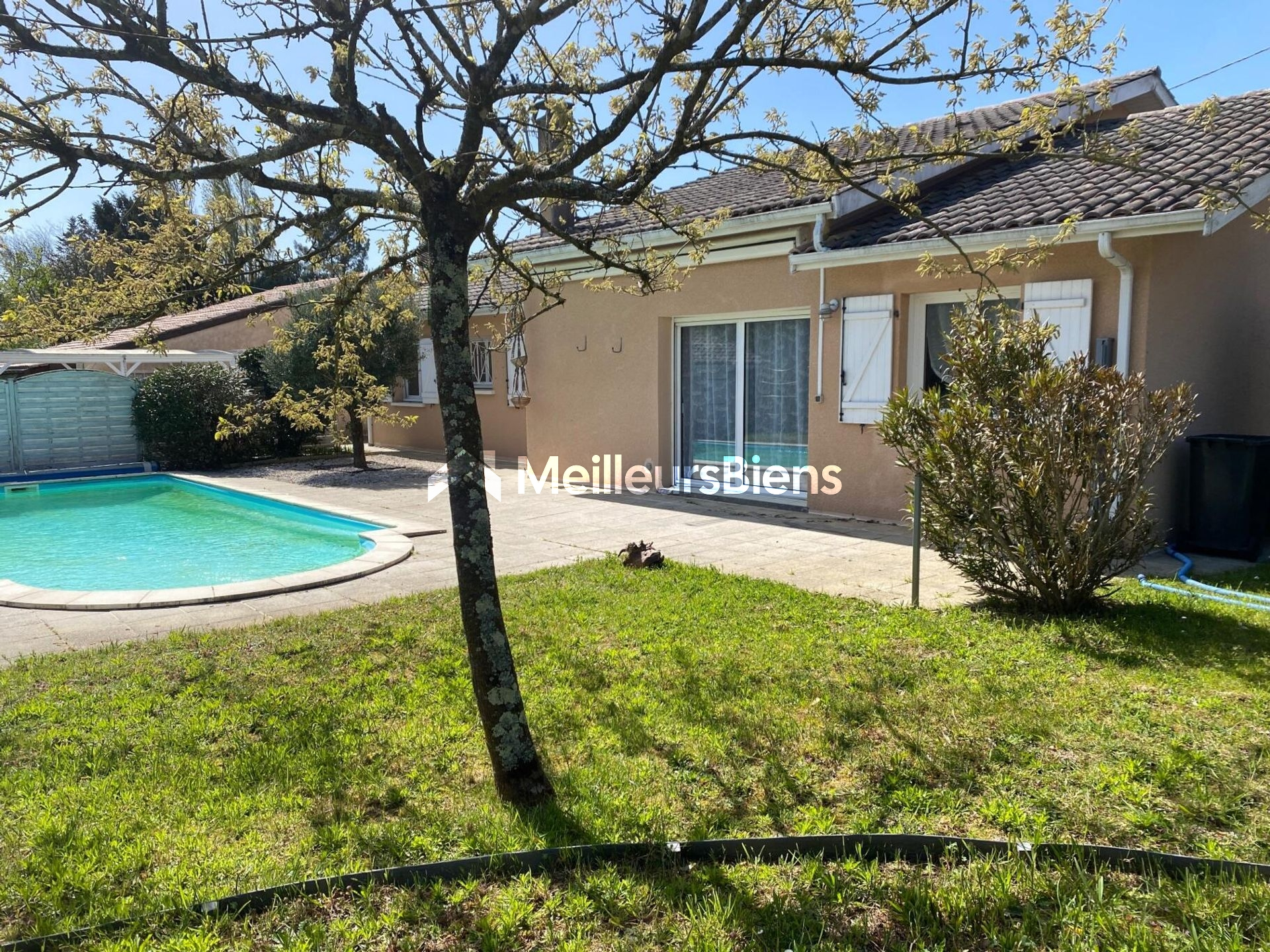 En placement idéal pour cette maison à Lège bourg