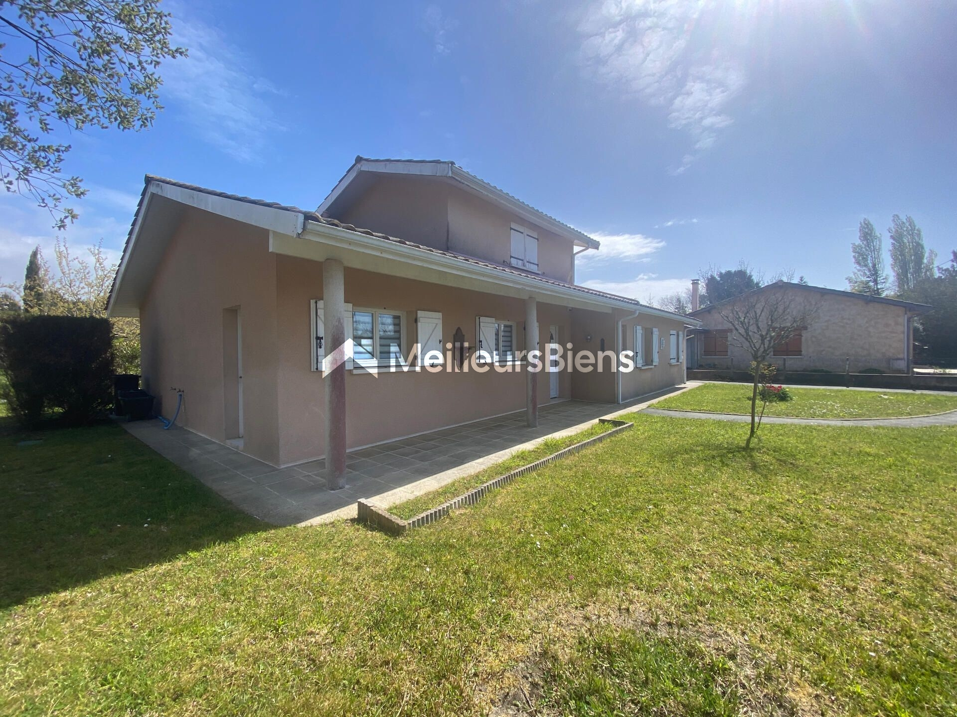 En placement idéal pour cette maison à Lège bourg