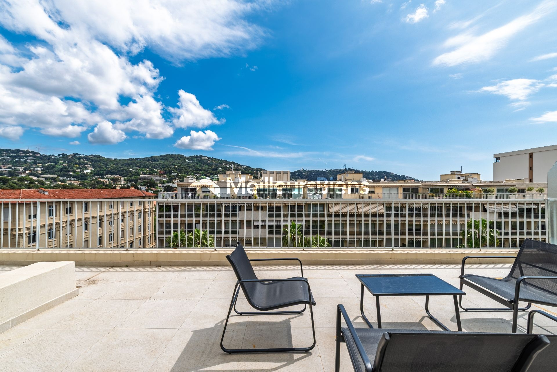 Cannes-lycée Carnot : 4 pièces Roof top traversant et rénové avec 2 grandes terrasses et aperçu mer