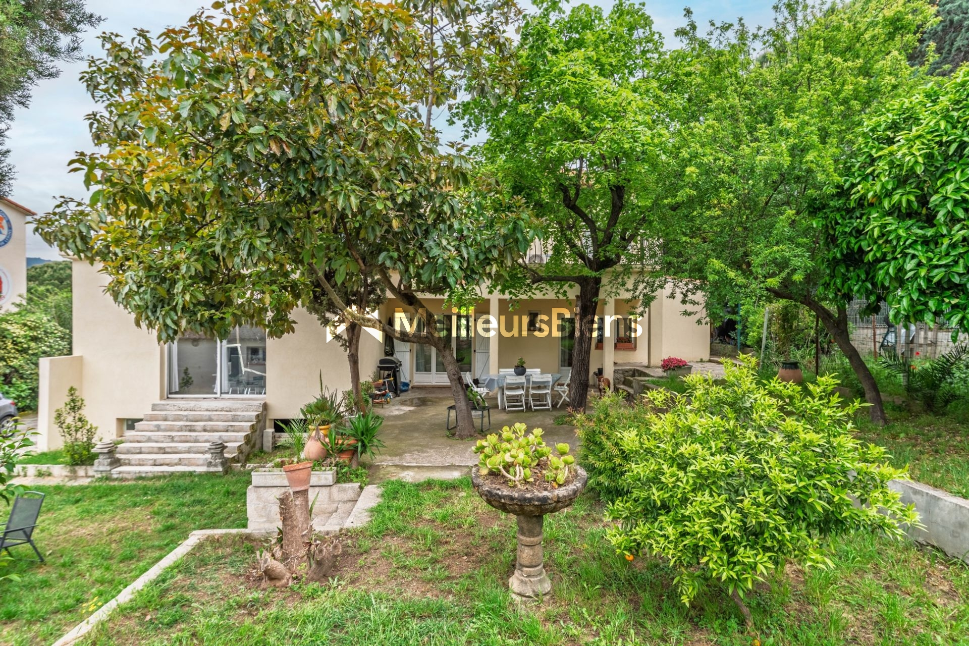 Exclusivité Cannes La Frayère: Maison de 172 m2 offrant de nombreuses possibilités, sur joli jardin de 490 m2