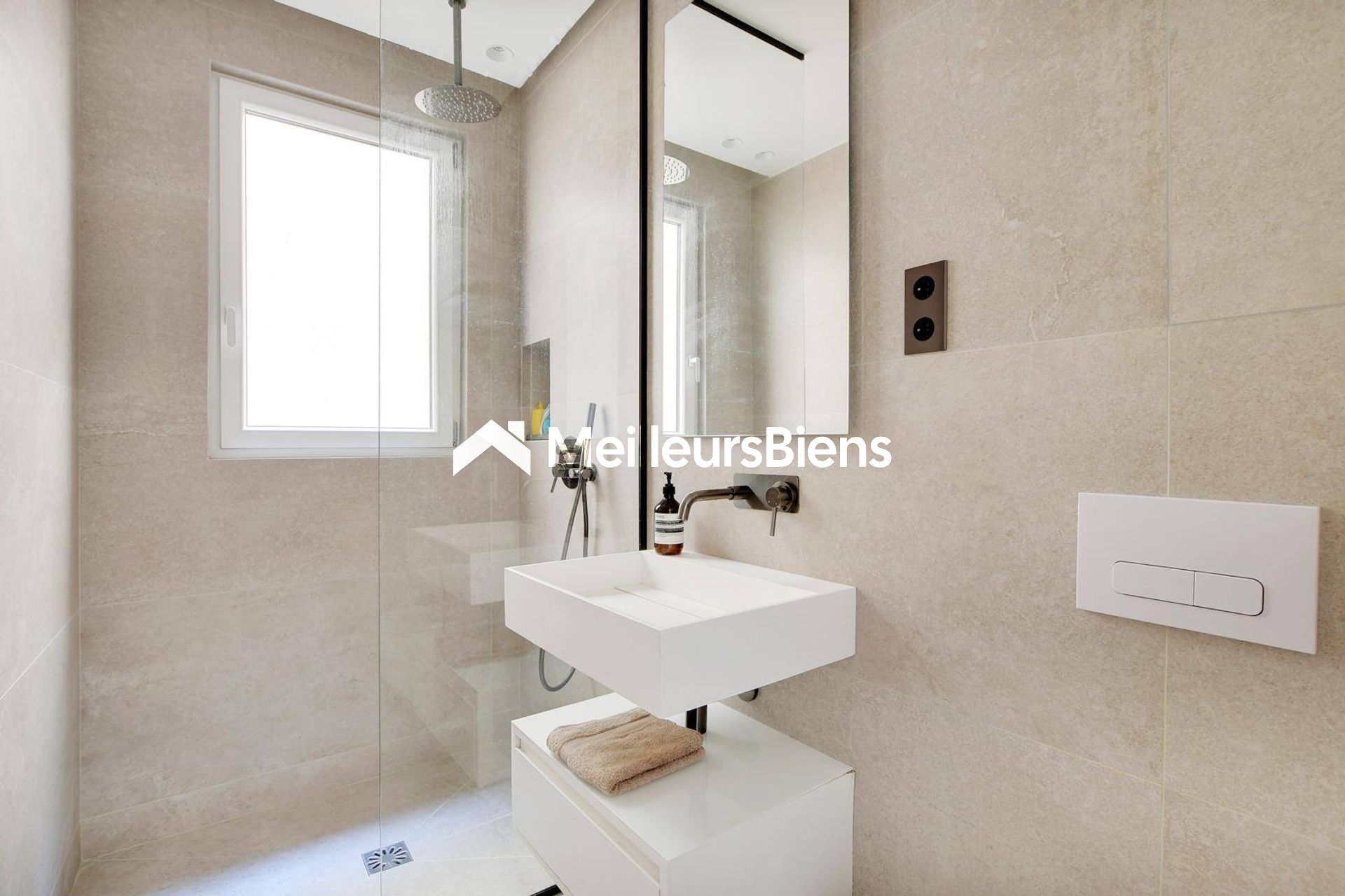 Neuilly - Barrès - Deux pièces entièrement rénové