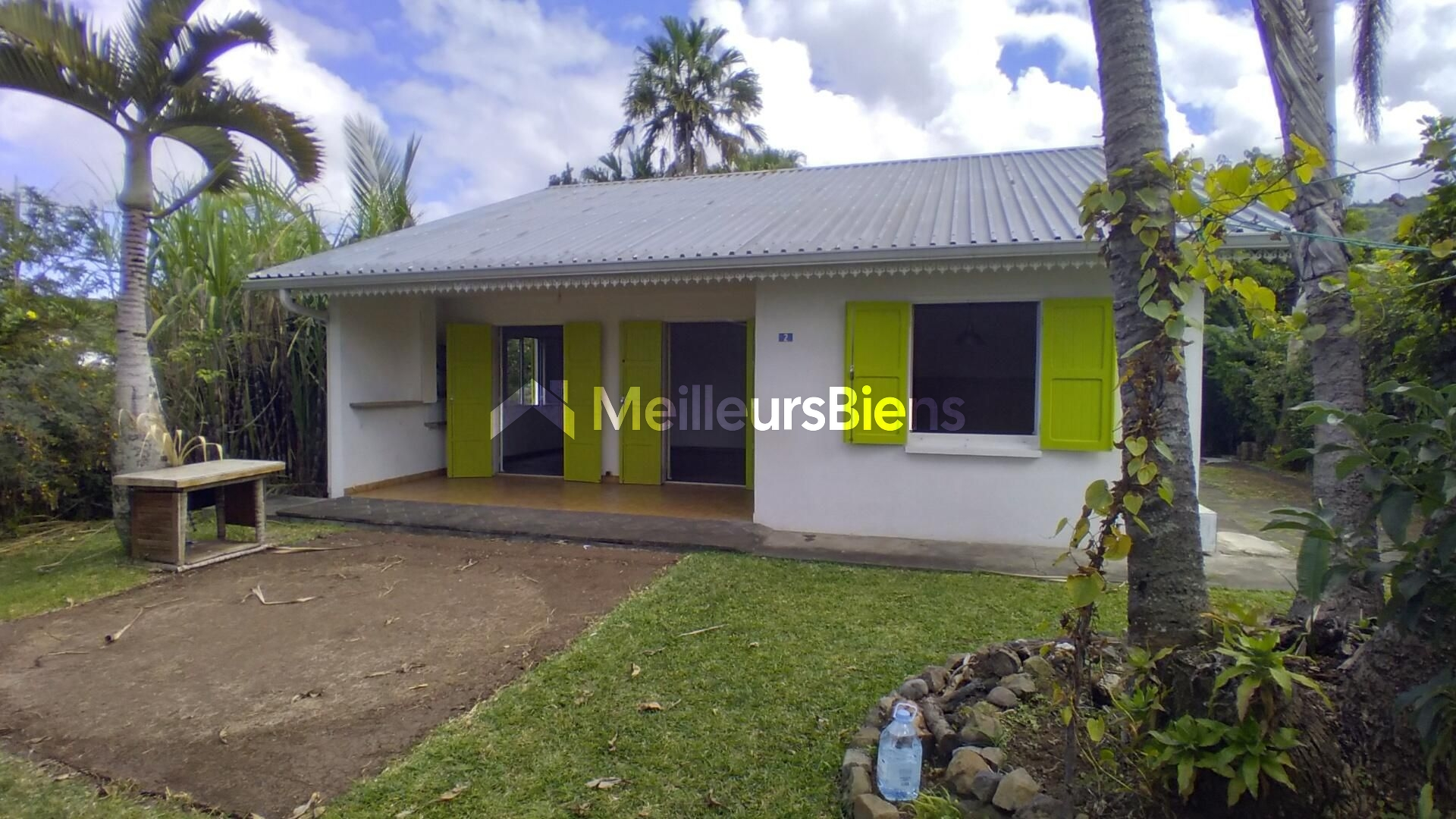 Maison F6 de 220 m² habitables avec 1 studio et 1 bungalow sur 1250 m² pour activité de location saisonnière