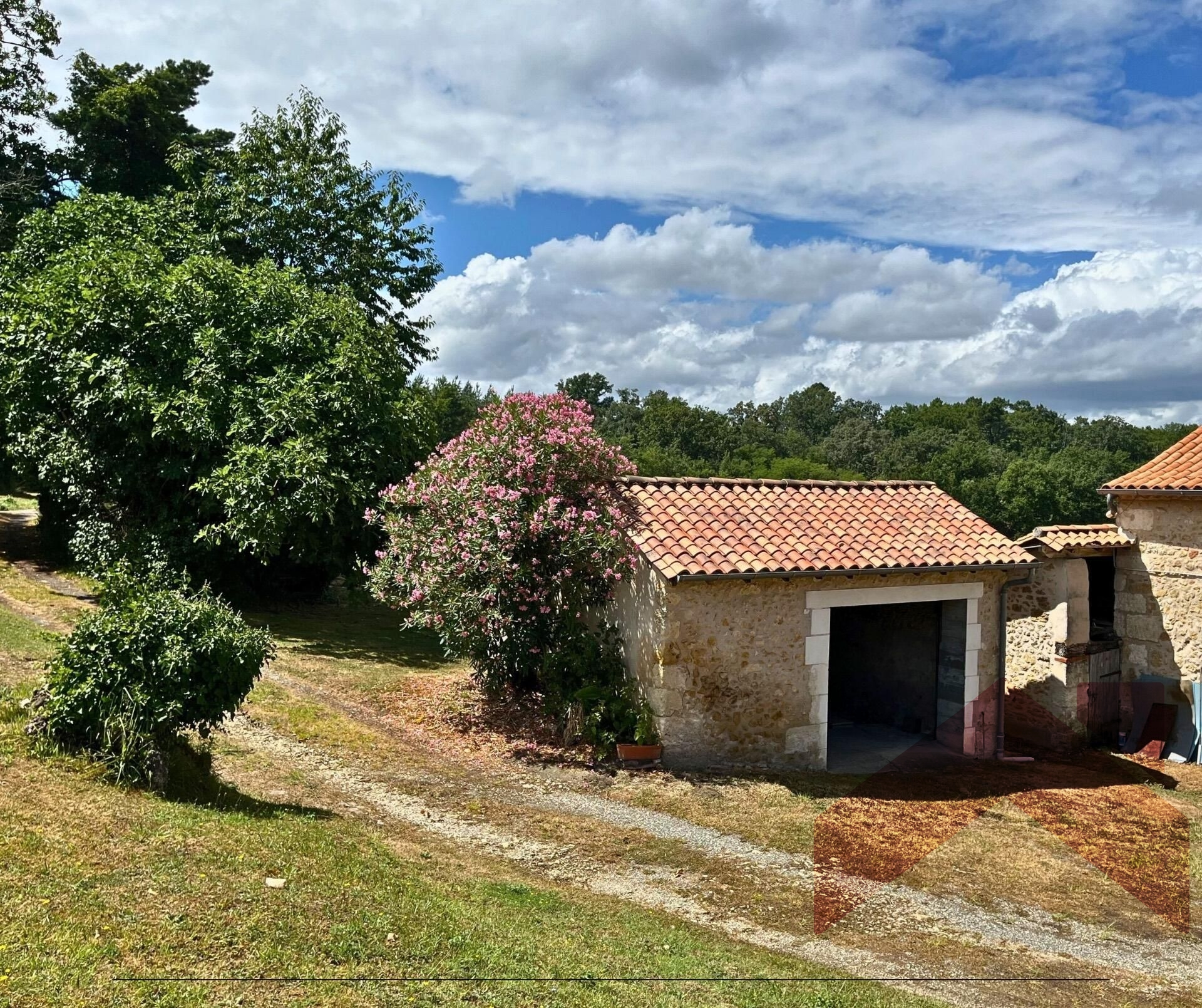 "Propriété en pierres avec 17 ha de nature et vue dominante – rare !"
