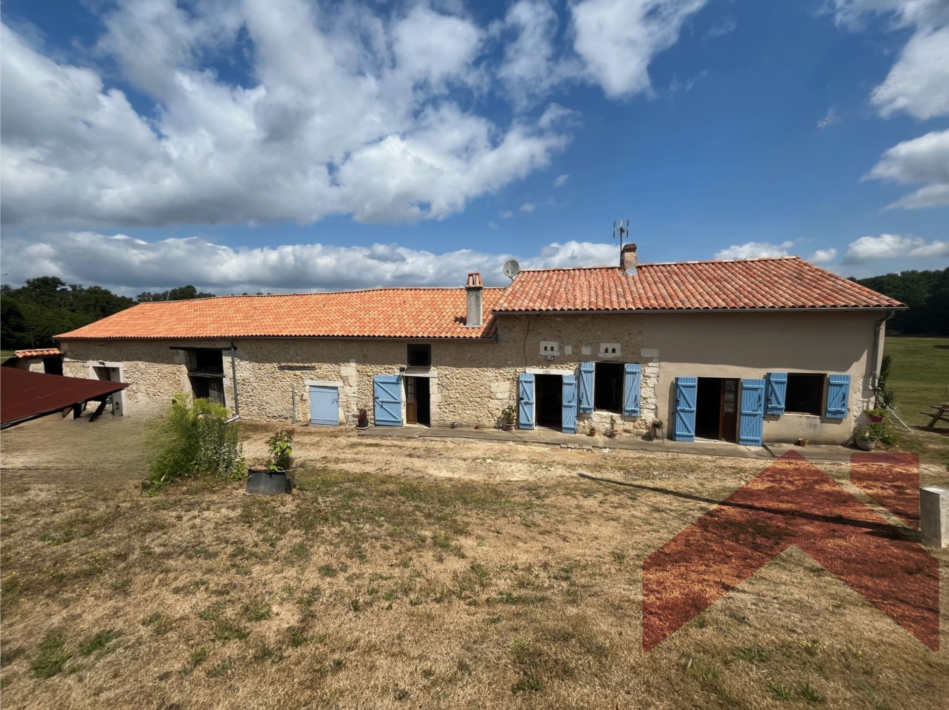 "Propriété en pierres avec 17 ha de nature et vue dominante – rare !"