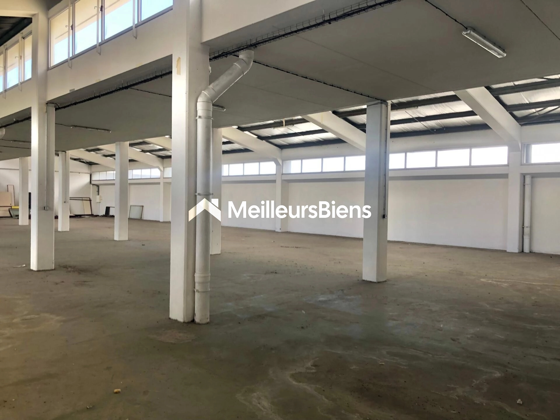 A louer grand local de 1 000 m2 en ZI de St Pierre