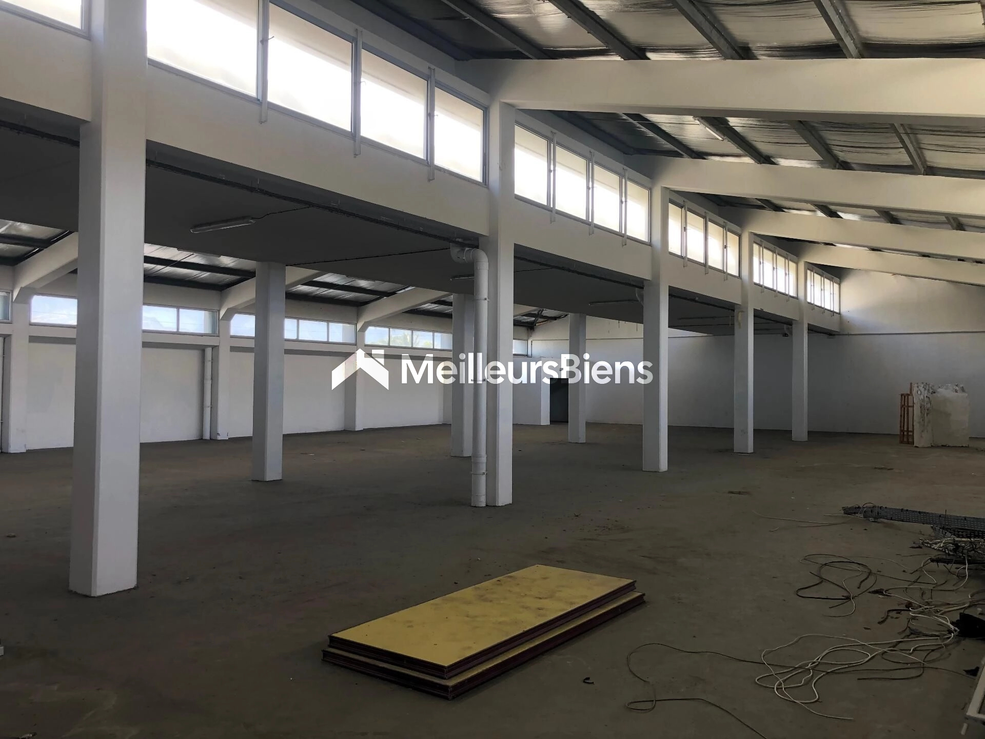 A louer grand local de 700 m2 en Zi de St Pierre