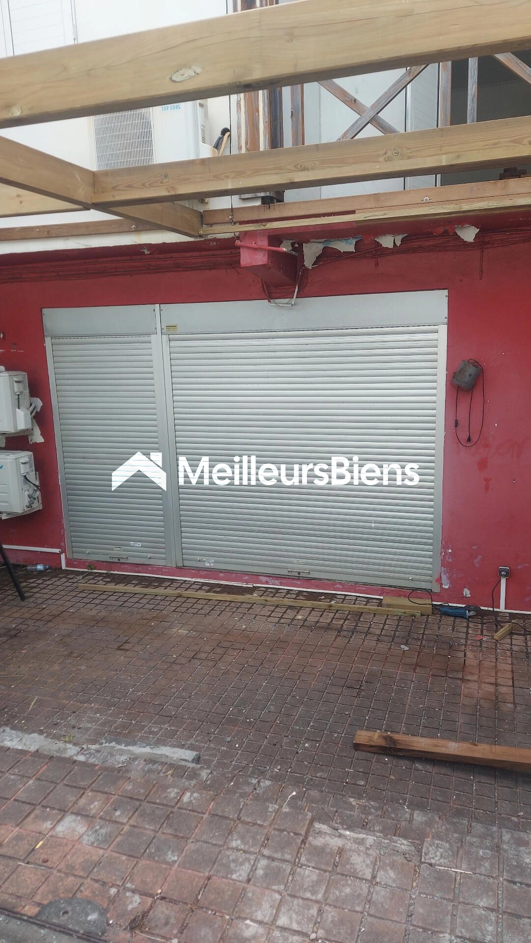 LOCAL COMMERCIAL 100 M2 PROCHE FRONT DE MER SAINT PIERRE