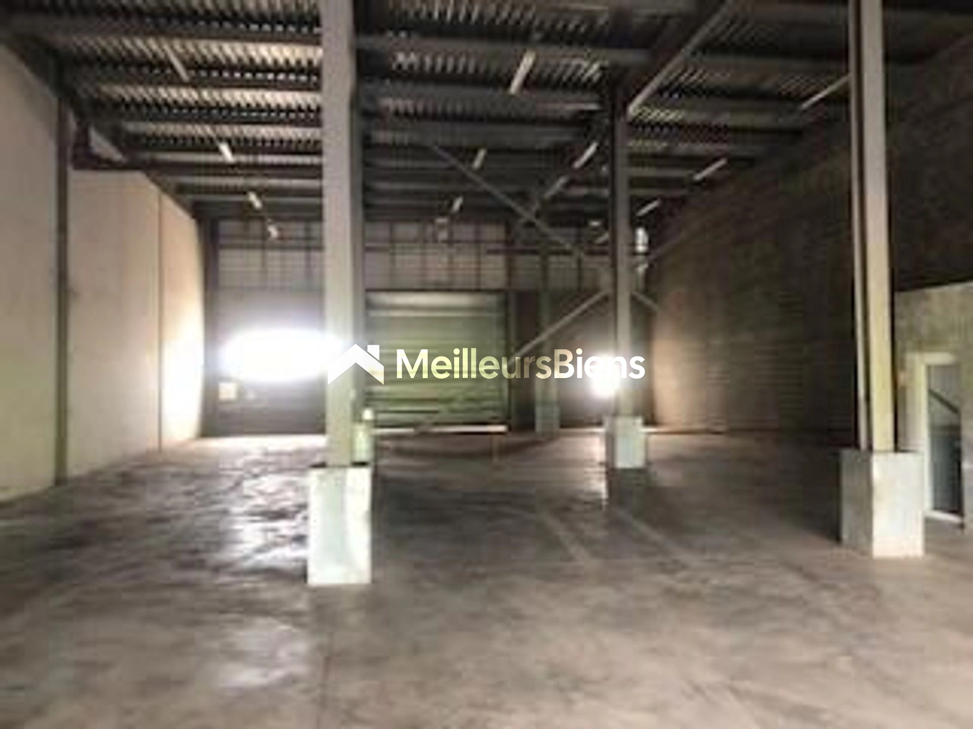 LOCAL 500 m2 ZI SAINT PIERRE