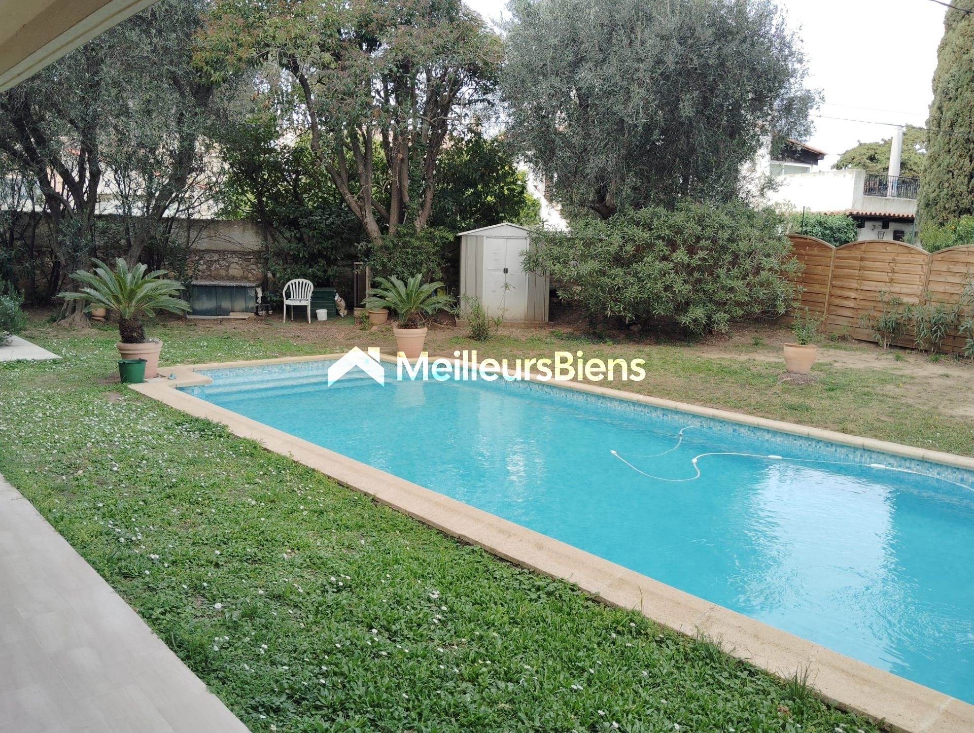 Le Cannet: Co- Exclusivité : Rare ,98 m2, comme une maison, appartement rez de jardin clair et calme, grand jardin et piscine.