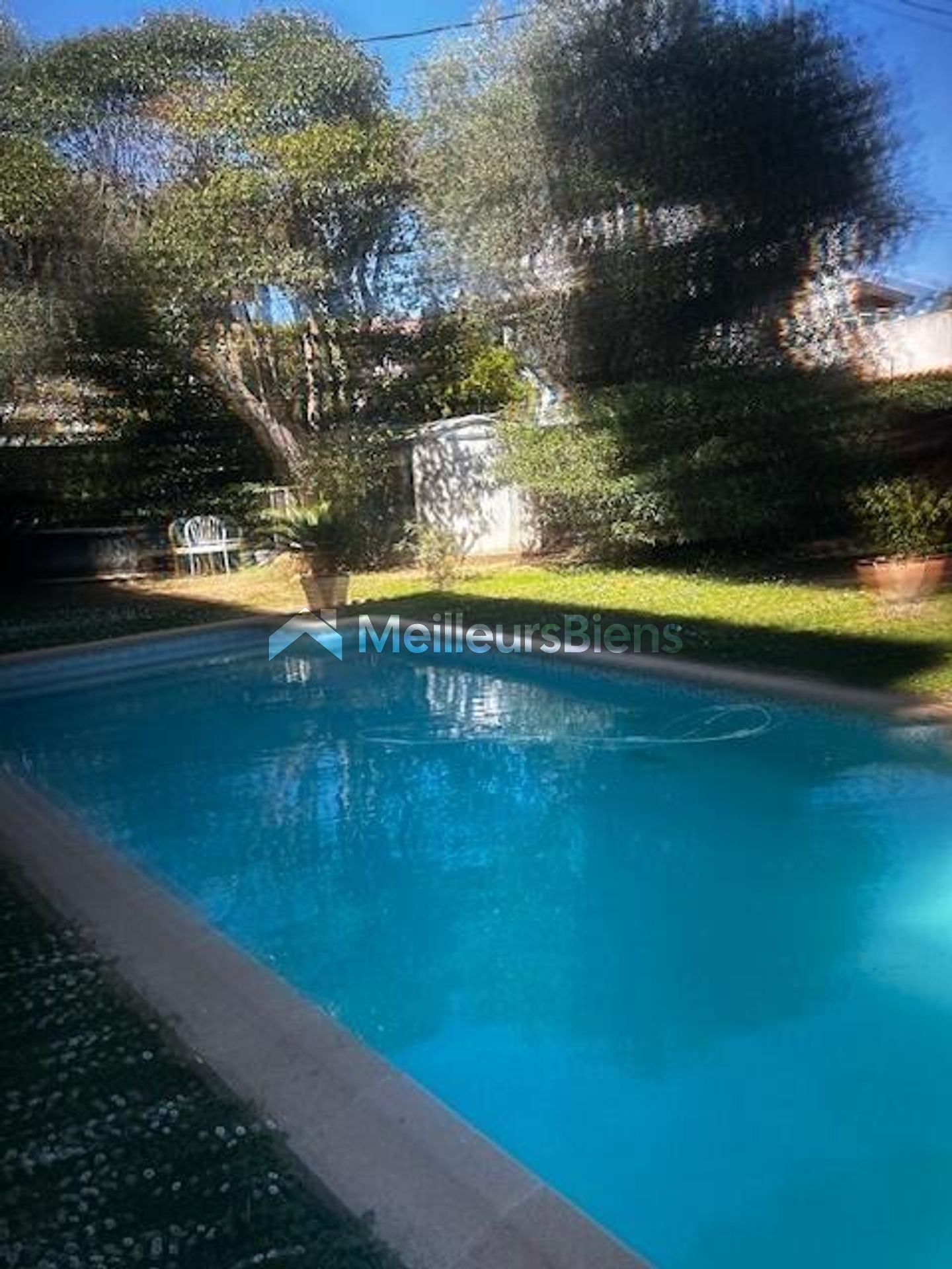 Le Cannet: Co- Exclusivité : Rare ,98 m2, comme une maison, appartement rez de jardin clair et calme, grand jardin et piscine.