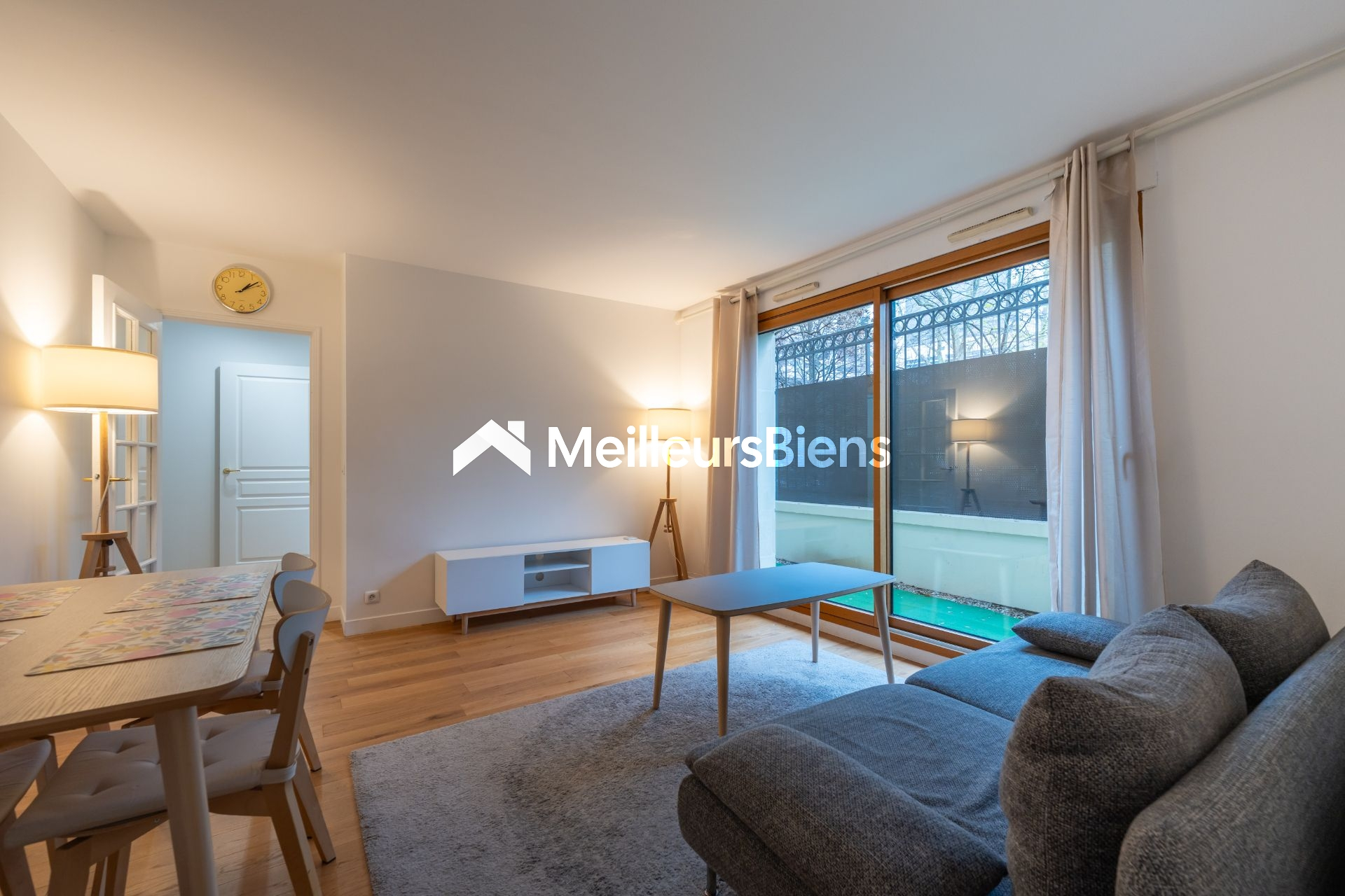 T2 clair & lumineux avec terrasse de 20 M² , cave & parking proche commerces et transports