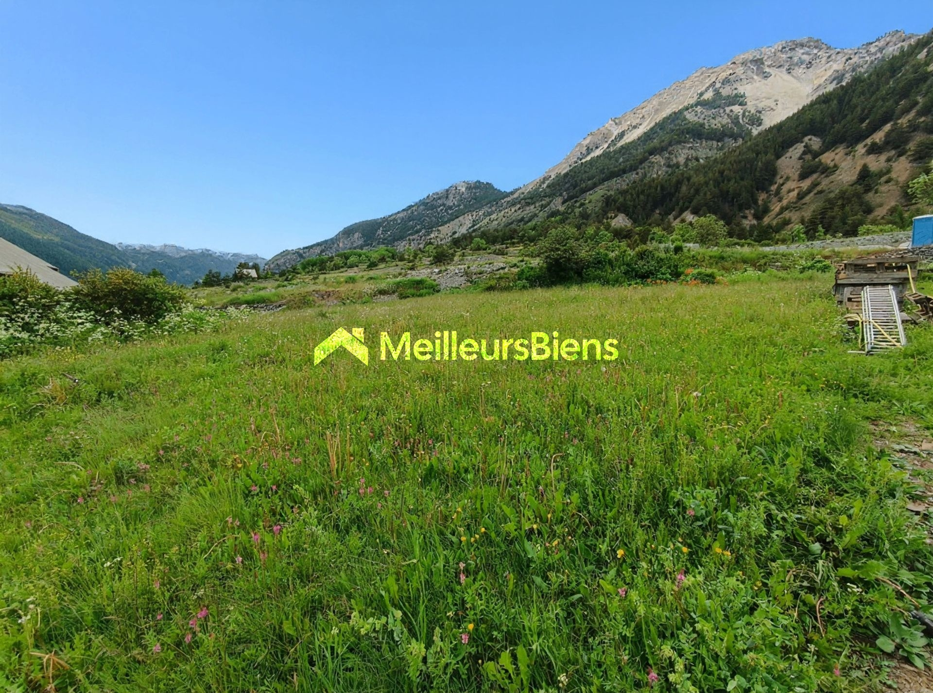 Très rare Terrain constructible à vendre de 587m² à NEVACHE (05)