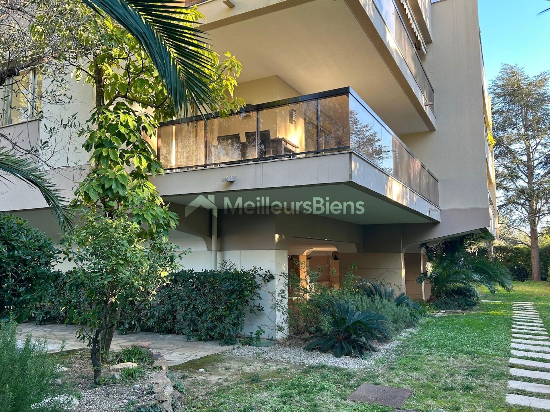 Cannes : Grand 3 pièces de 98 m2, avec terrasse, garage et piscine