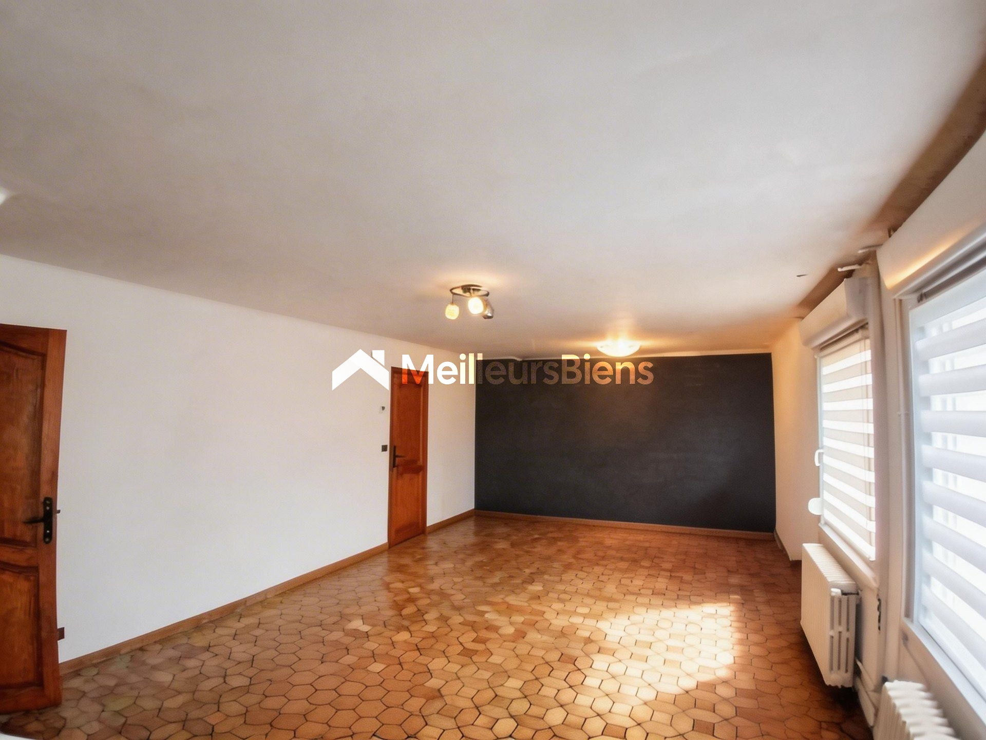 Maison individuelle en semi plain-pied avec hangar