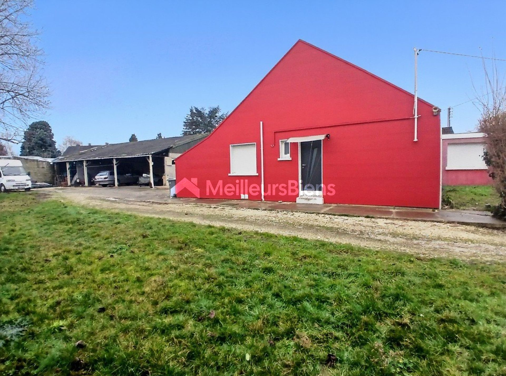 Maison individuelle en semi plain-pied avec hangar