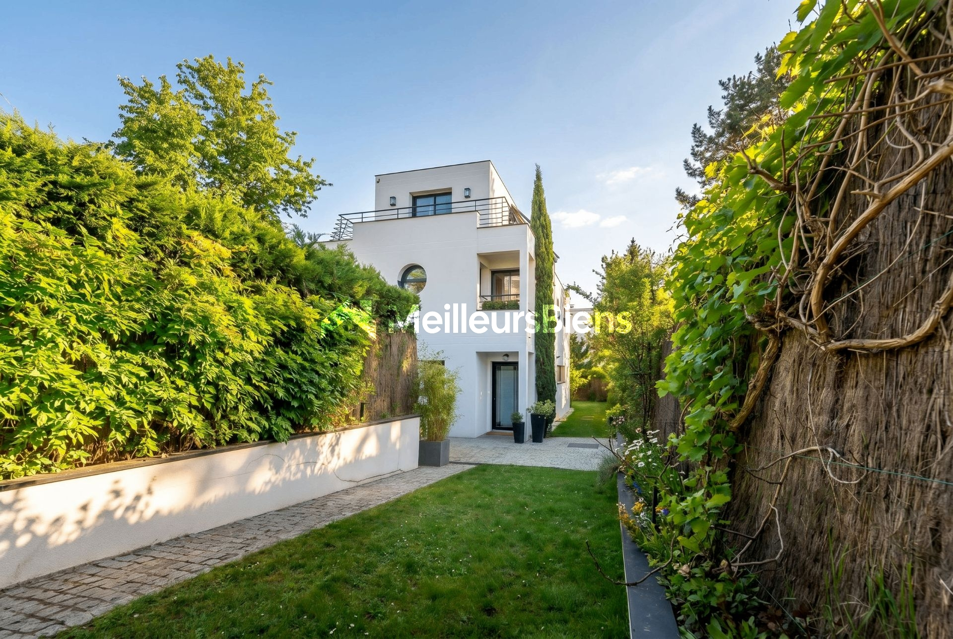 Maison d’architecte familiale avec jardin, à proximité des écoles internationales