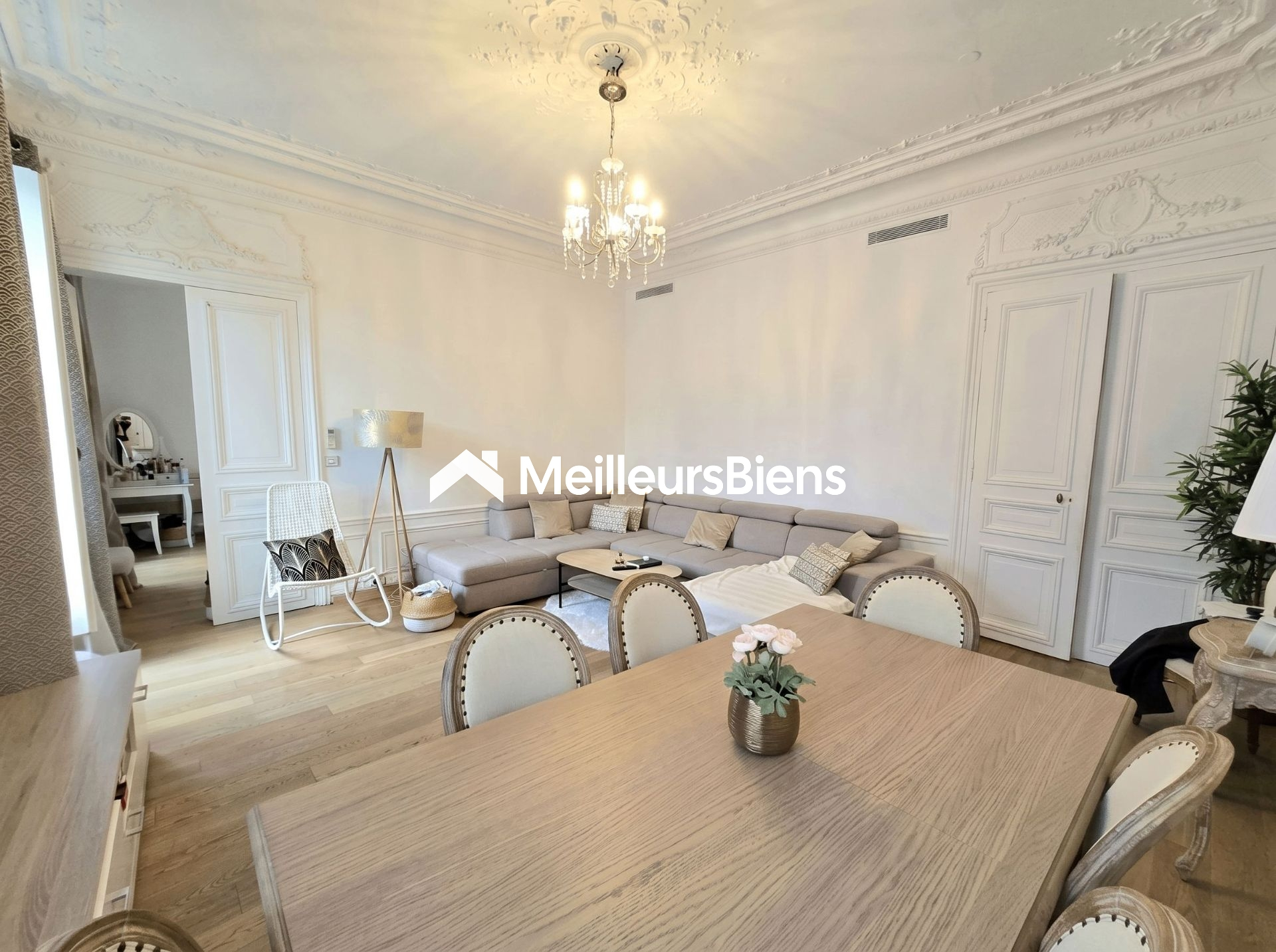 Exceptionnel Appartement F4 traversant face aux jardins du Luxembourg disposant de 3 chambres