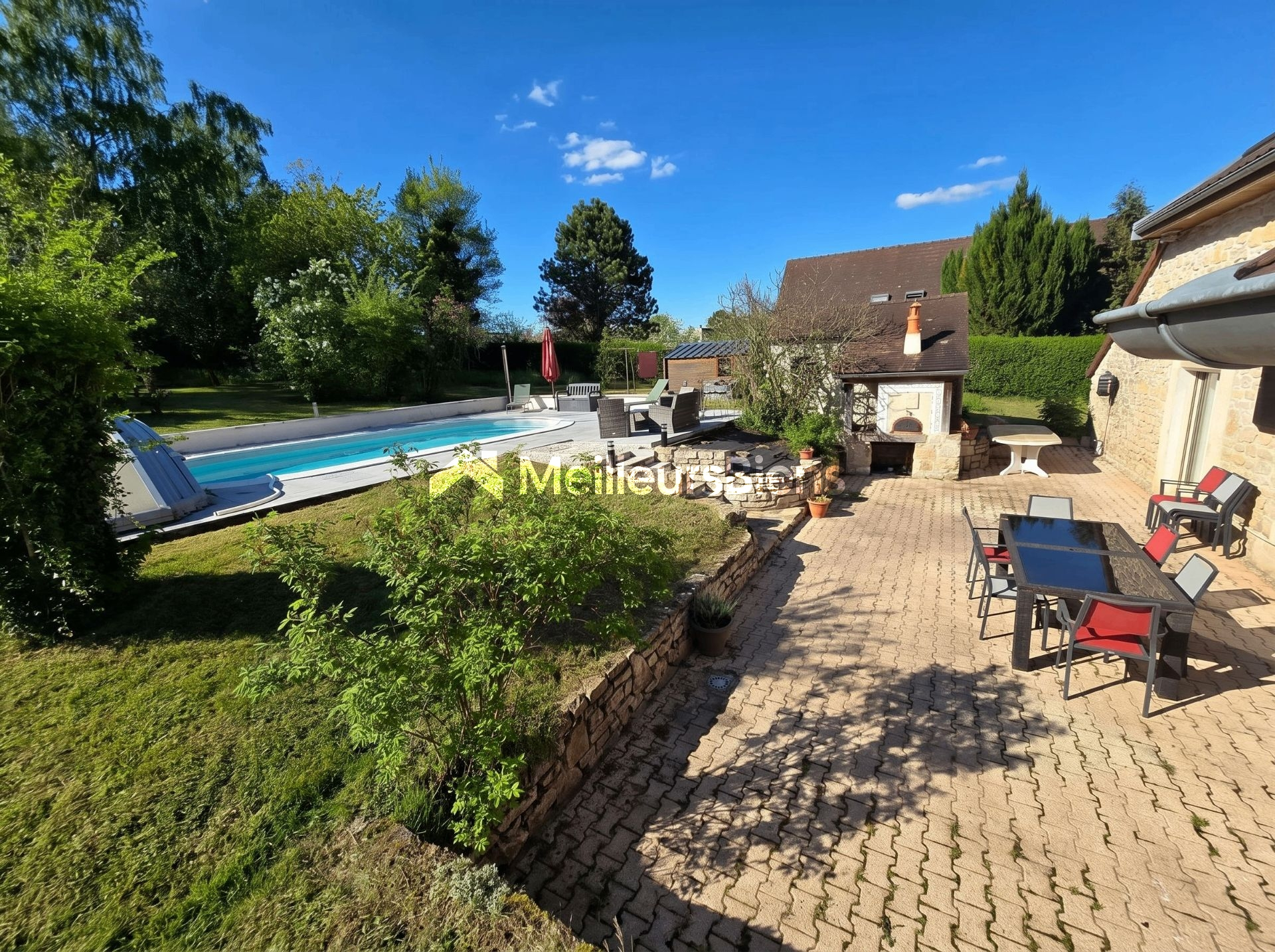Maison en pierre de 164 m² avec 5 chambres piscine