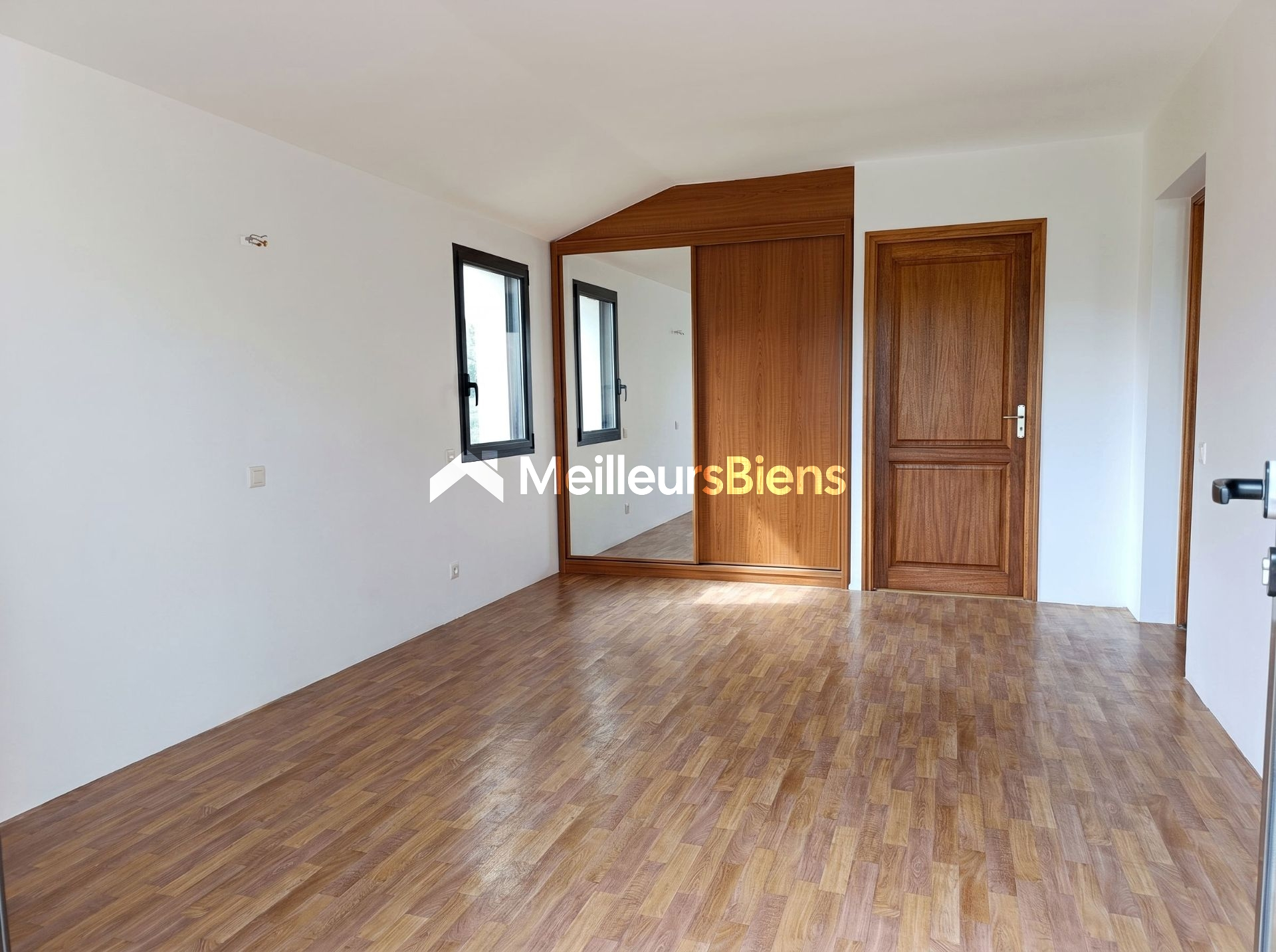 Propriété de 135m² hab - 4 chambres - Vie de plain pied - 1806m² terrain clos