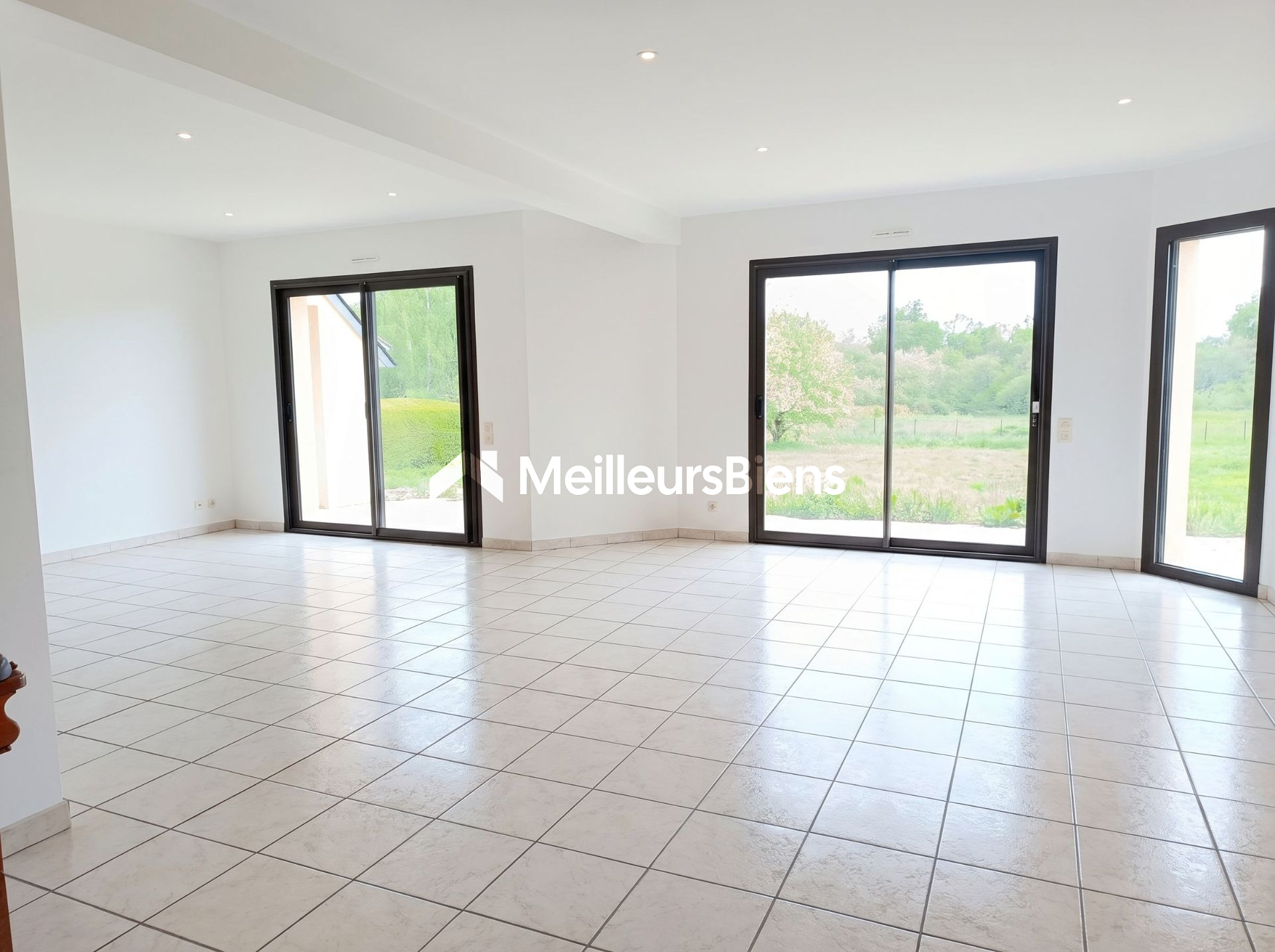 Propriété de 135m² hab - 4 chambres - Vie de plain pied - 1806m² terrain clos