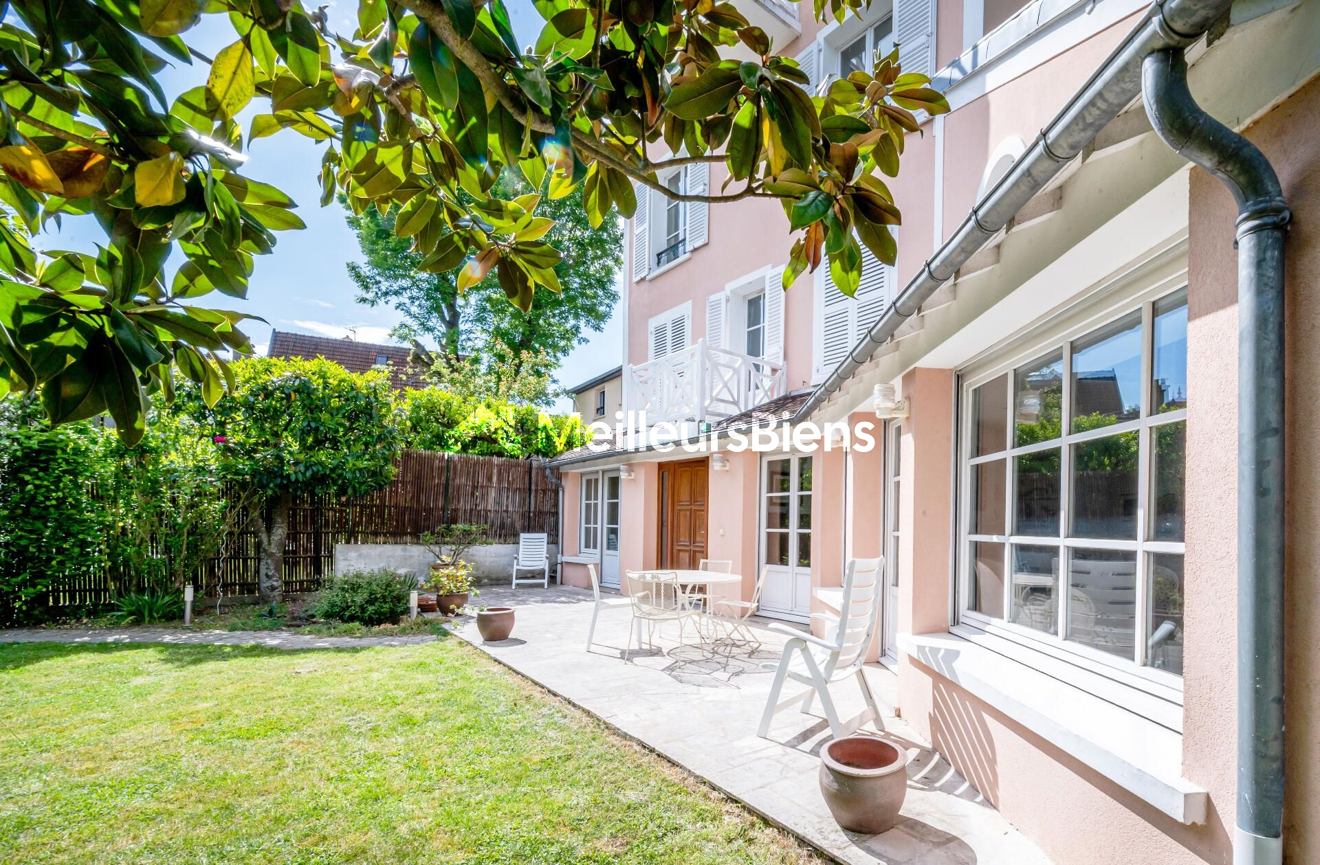 En bordure du Parc de Saint-Cloud, maison 5 chambres avec jardin et dépendance.