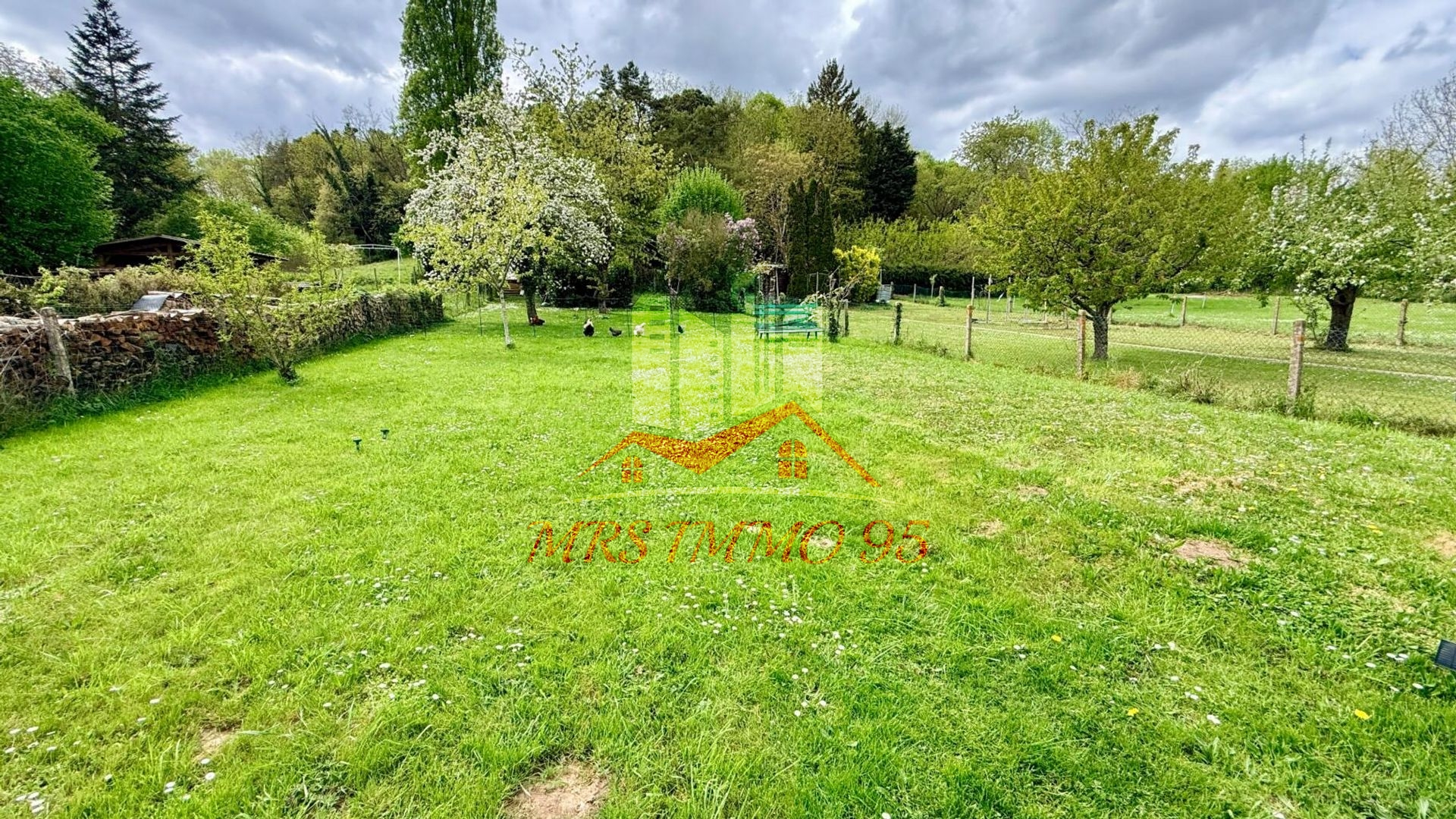 Maison avec confort de plain-pied, sous-sol, sur terrain de 1452 m2