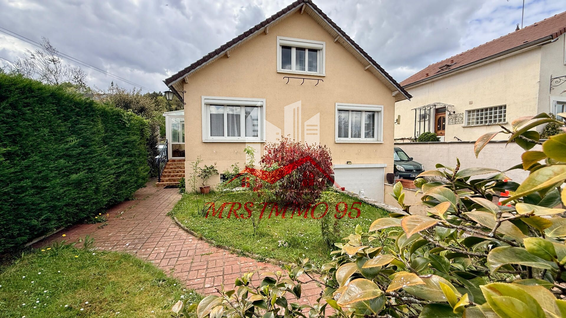 Maison avec confort de plain-pied, sous-sol, sur terrain de 1452 m2