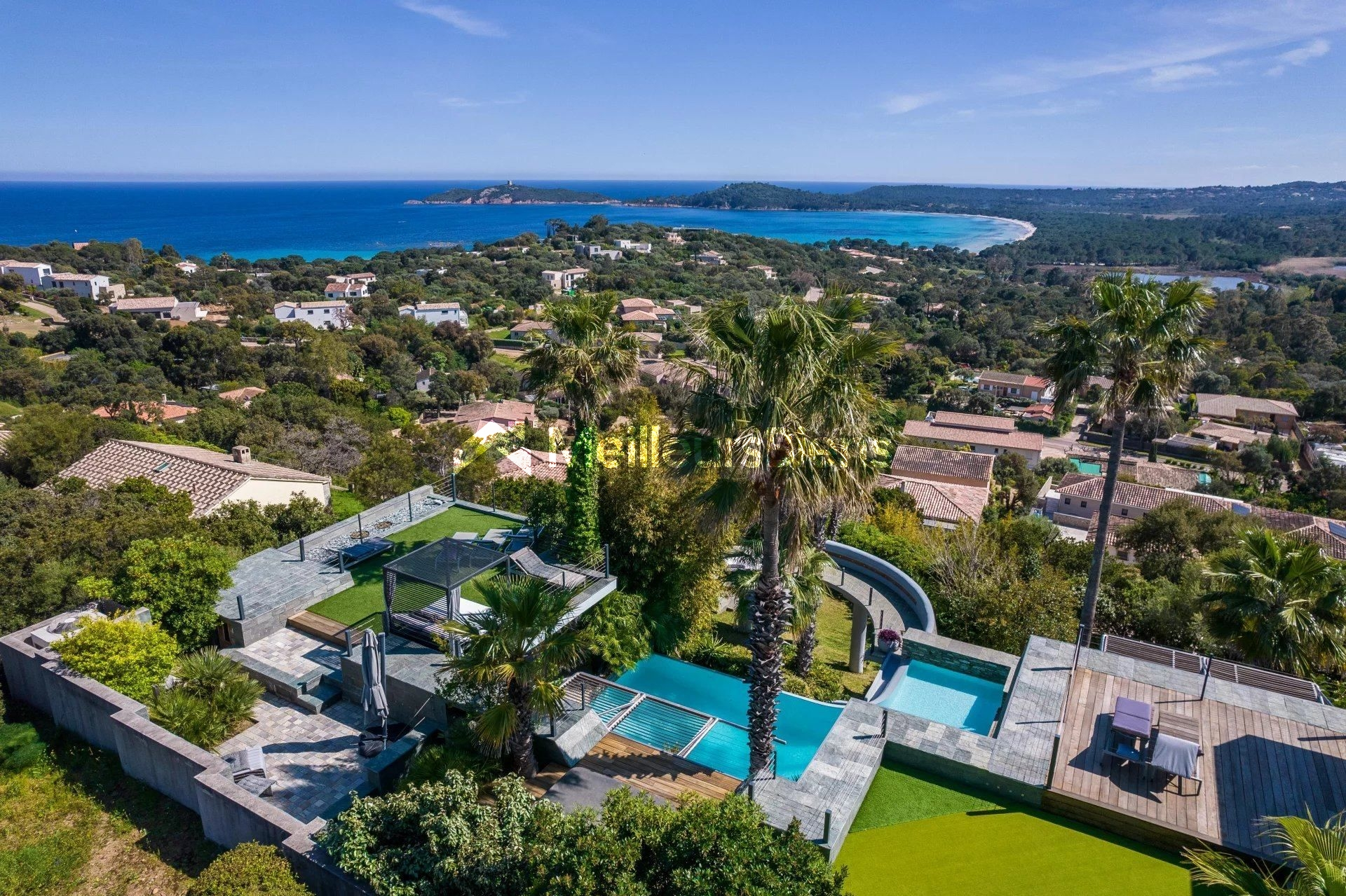 Corse : St Lucie de Porto Vecchio, villa contemporaine d'exception avec vue mer panoramique