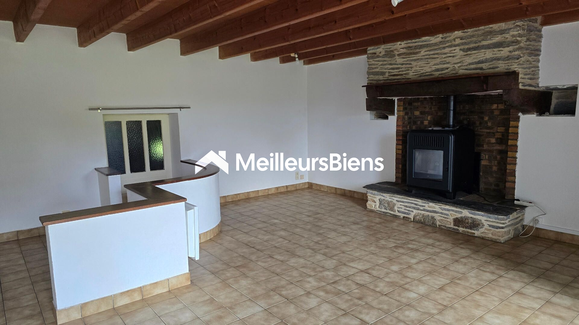 Maison en pierre, à la campagne
