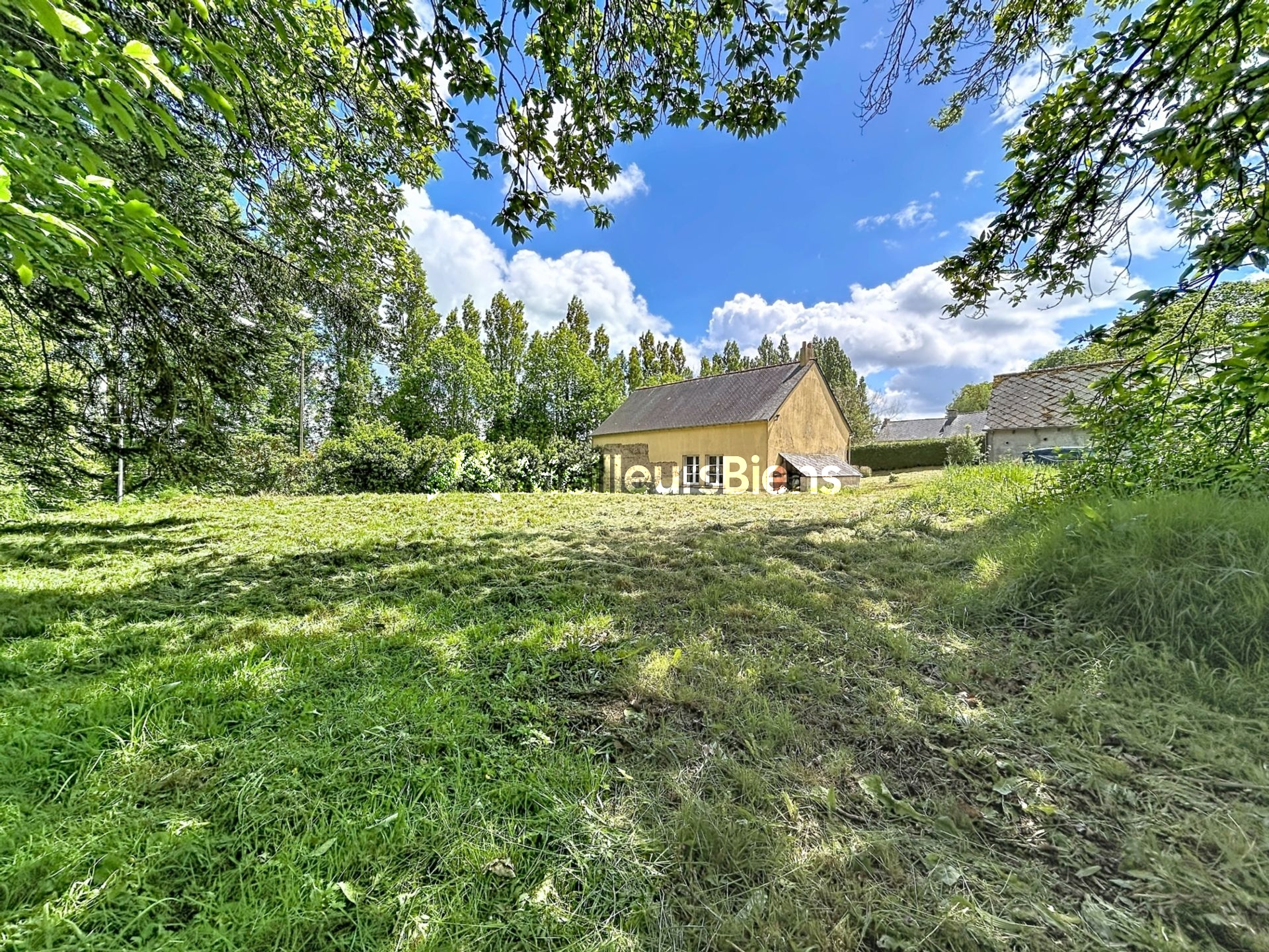 Maison indépendante 150 m² à rénover avec terrain de 1520 m² à Ménéac avec duplex habitable
