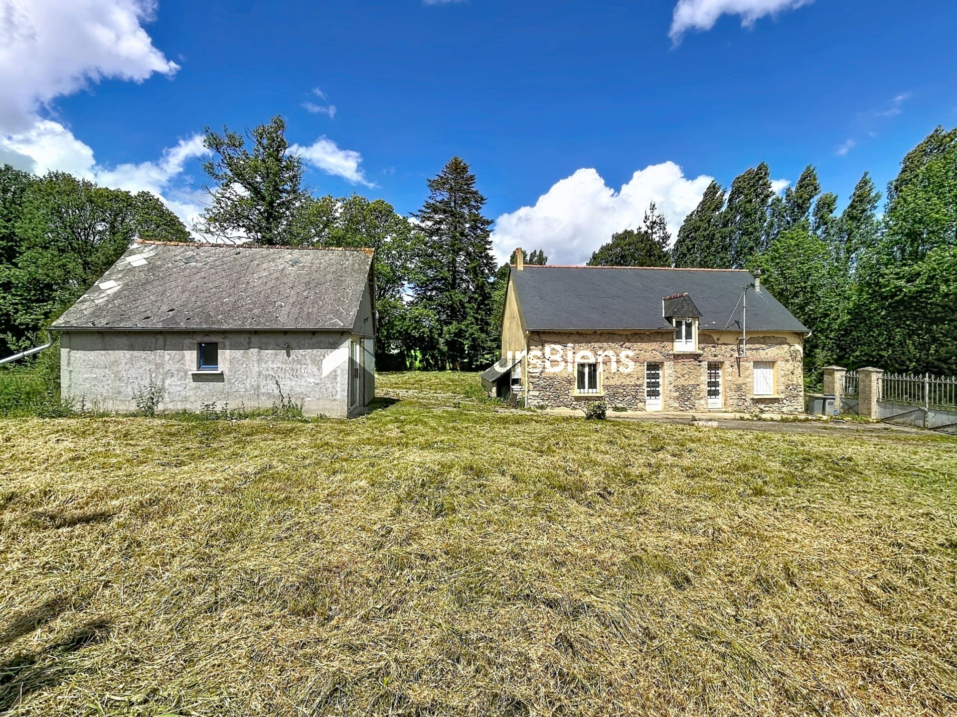 Maison indépendante 150 m² à rénover avec terrain de 1520 m² à Ménéac avec duplex habitable