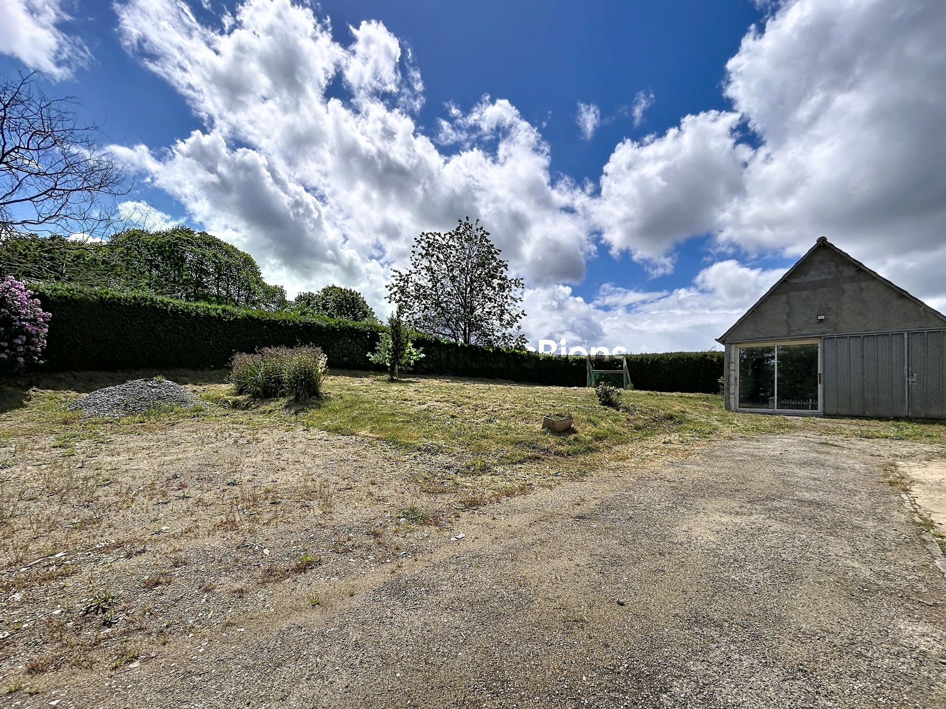 Maison indépendante 150 m² à rénover avec terrain de 1520 m² à Ménéac avec duplex habitable