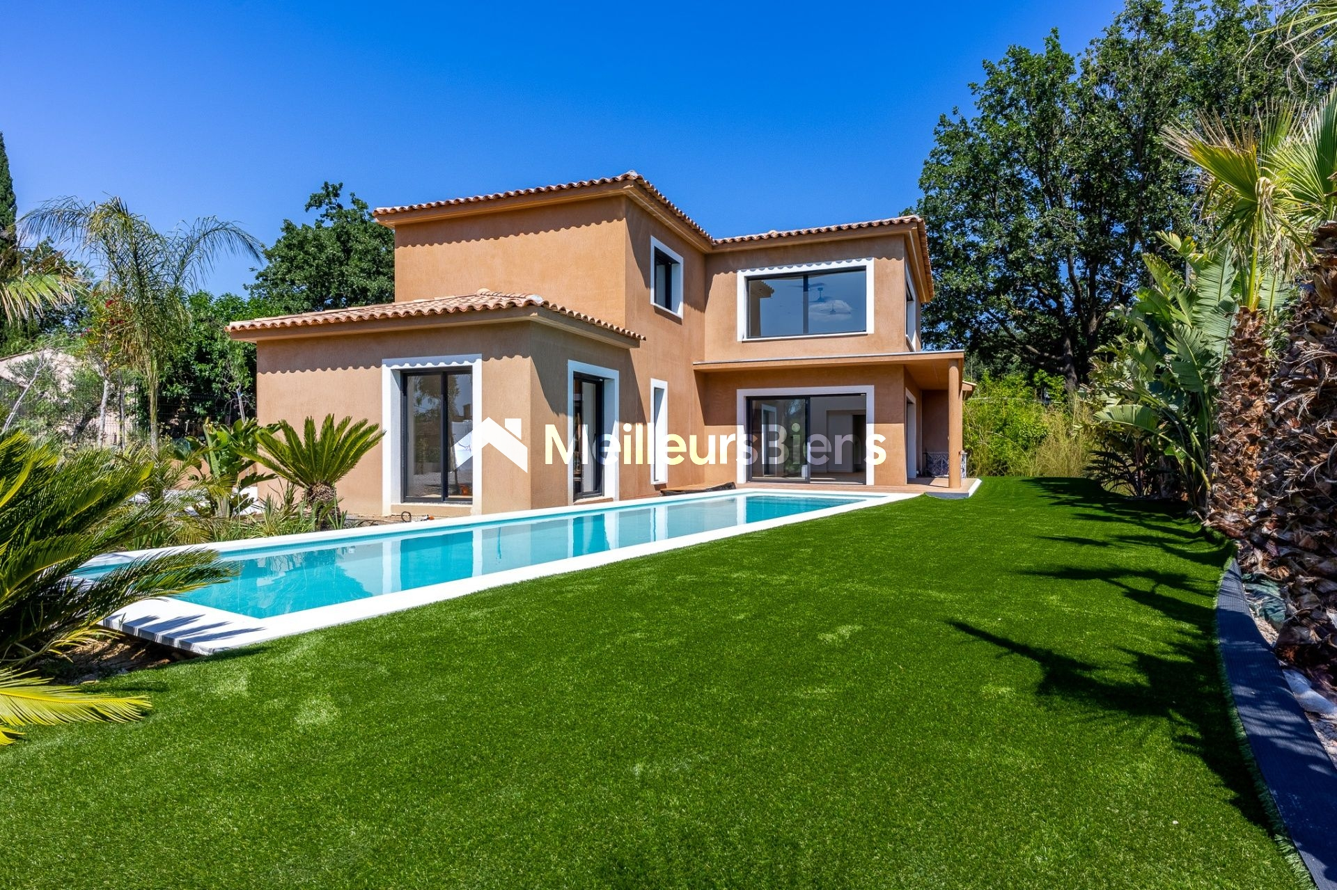 Maison 5 pièces de 178 m² à Roquebrune-sur-Argens avec piscine