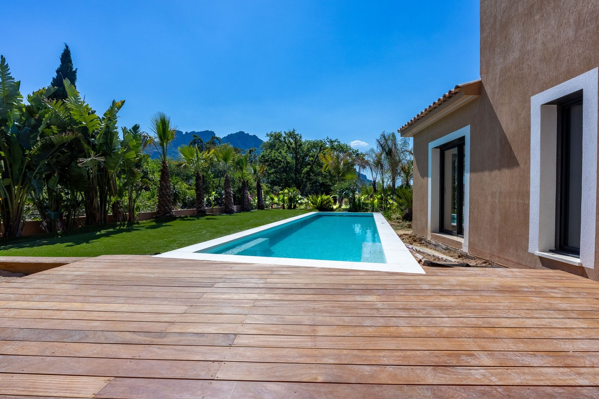 Maison 5 pièces de 178 m² à Roquebrune-sur-Argens avec piscine