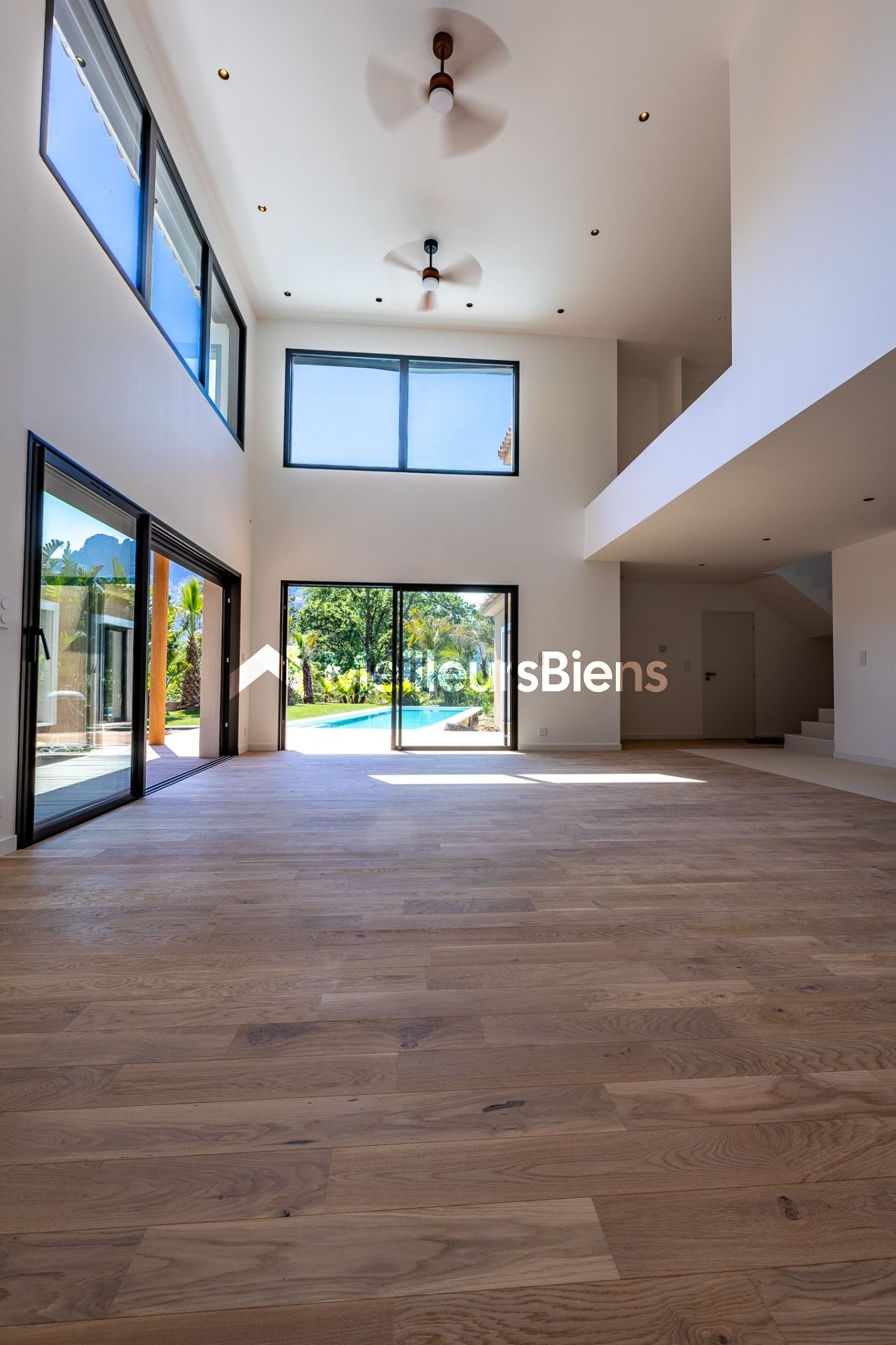 Maison 5 pièces de 178 m² à Roquebrune-sur-Argens avec piscine