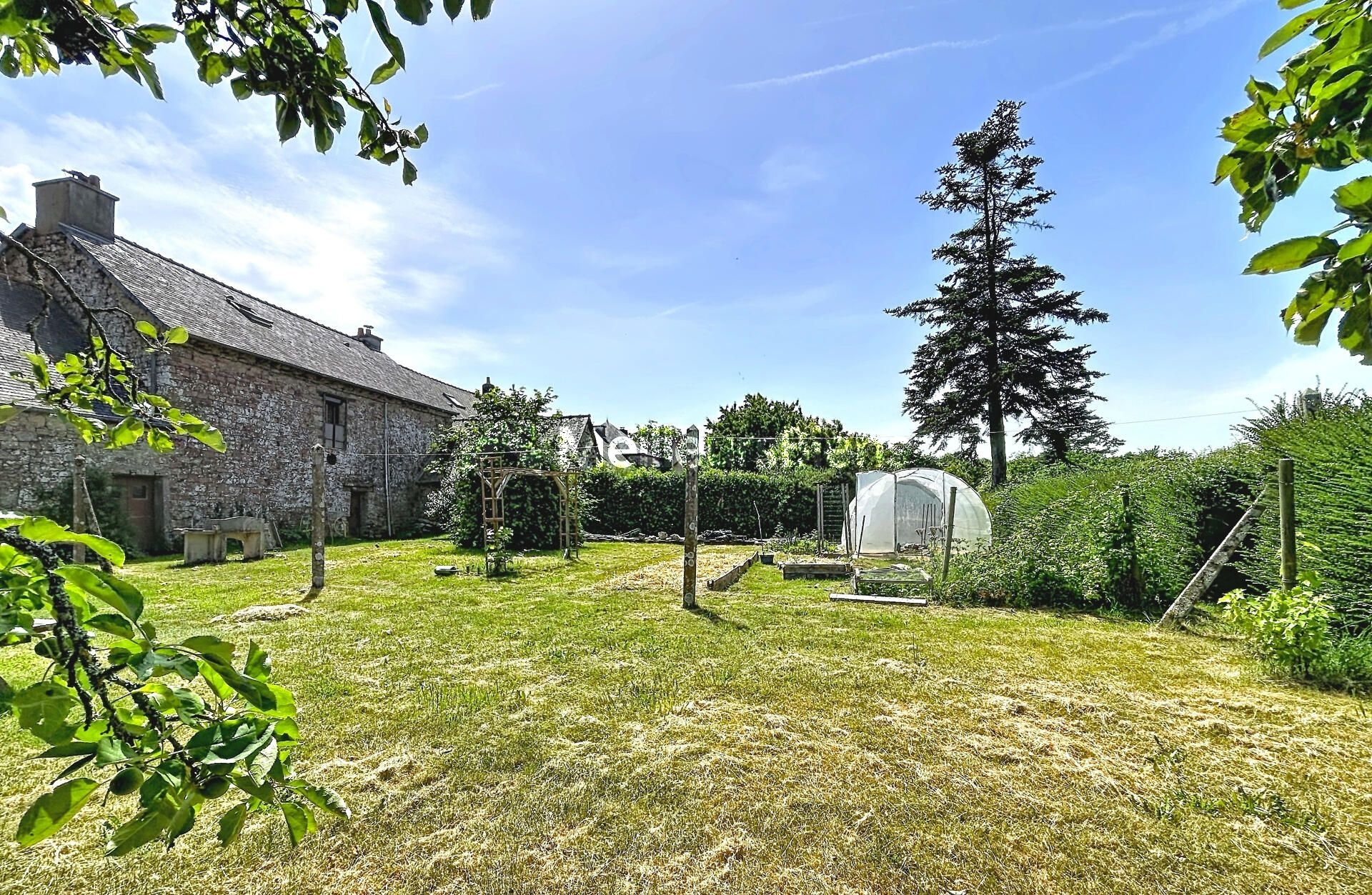 Maison en rénovation à Paimpont avec dépendance et 2 garages