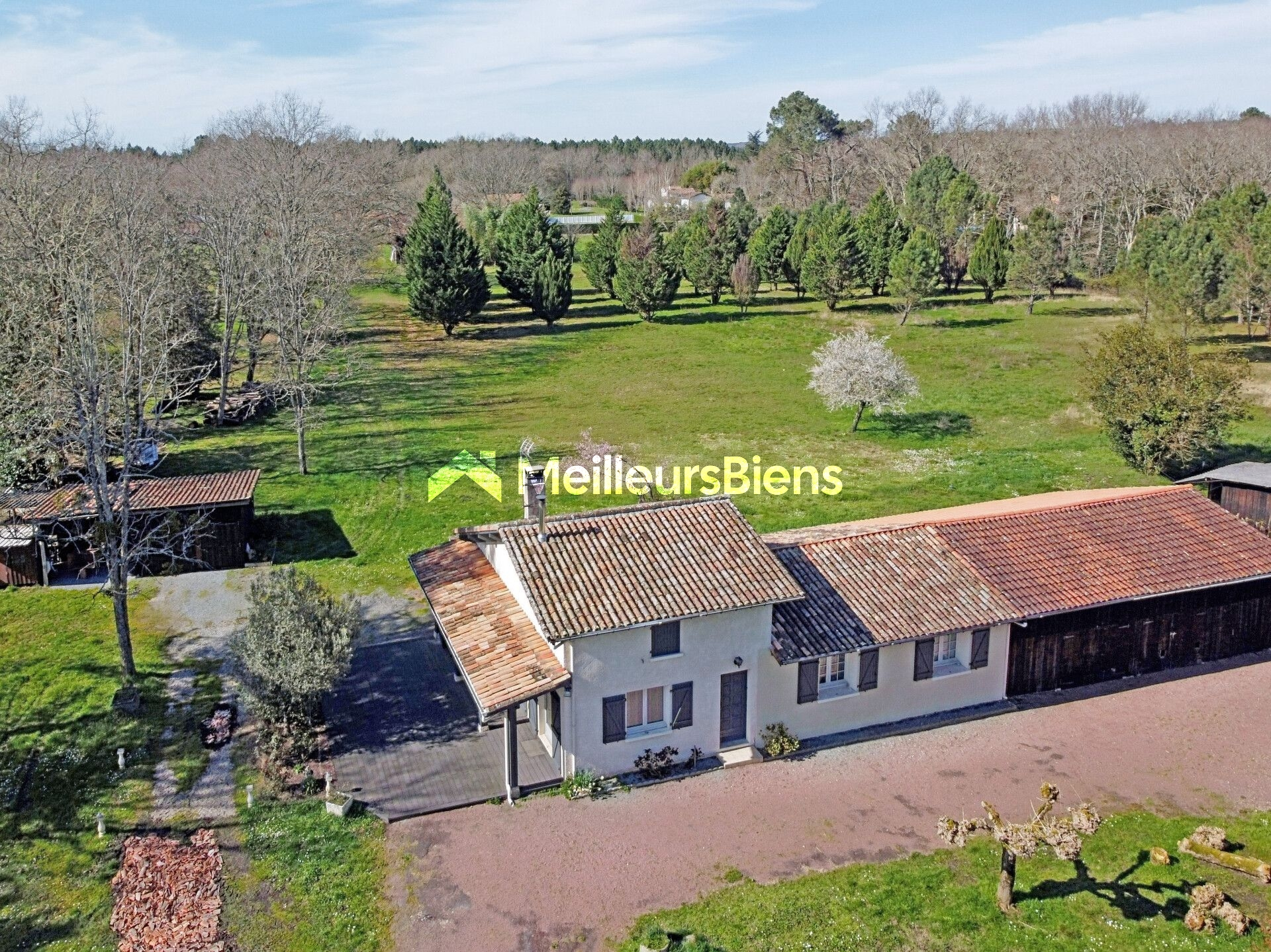 Maison + dépendances sur 7200m² 2 chambres