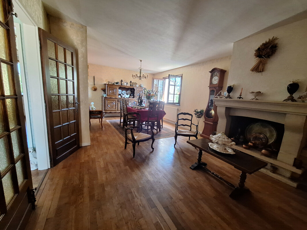 Maison individuelle à vendre à Collonges-et-Premières (21110) Cette maison de 8 pièces, dont 5 chambres. Idéale pour les familles,